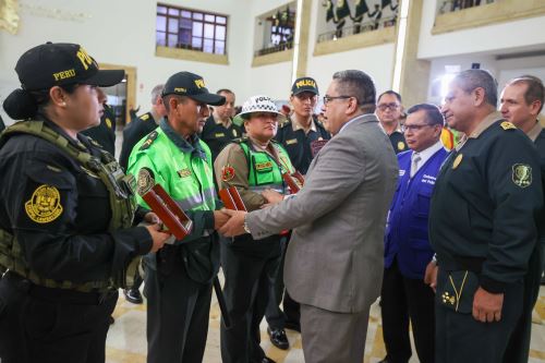 El ministro del Interior, Juan José Santiváñez, participó en la ceremonia de reconocimiento al personal policial por destacada labor en distintas regiones del país