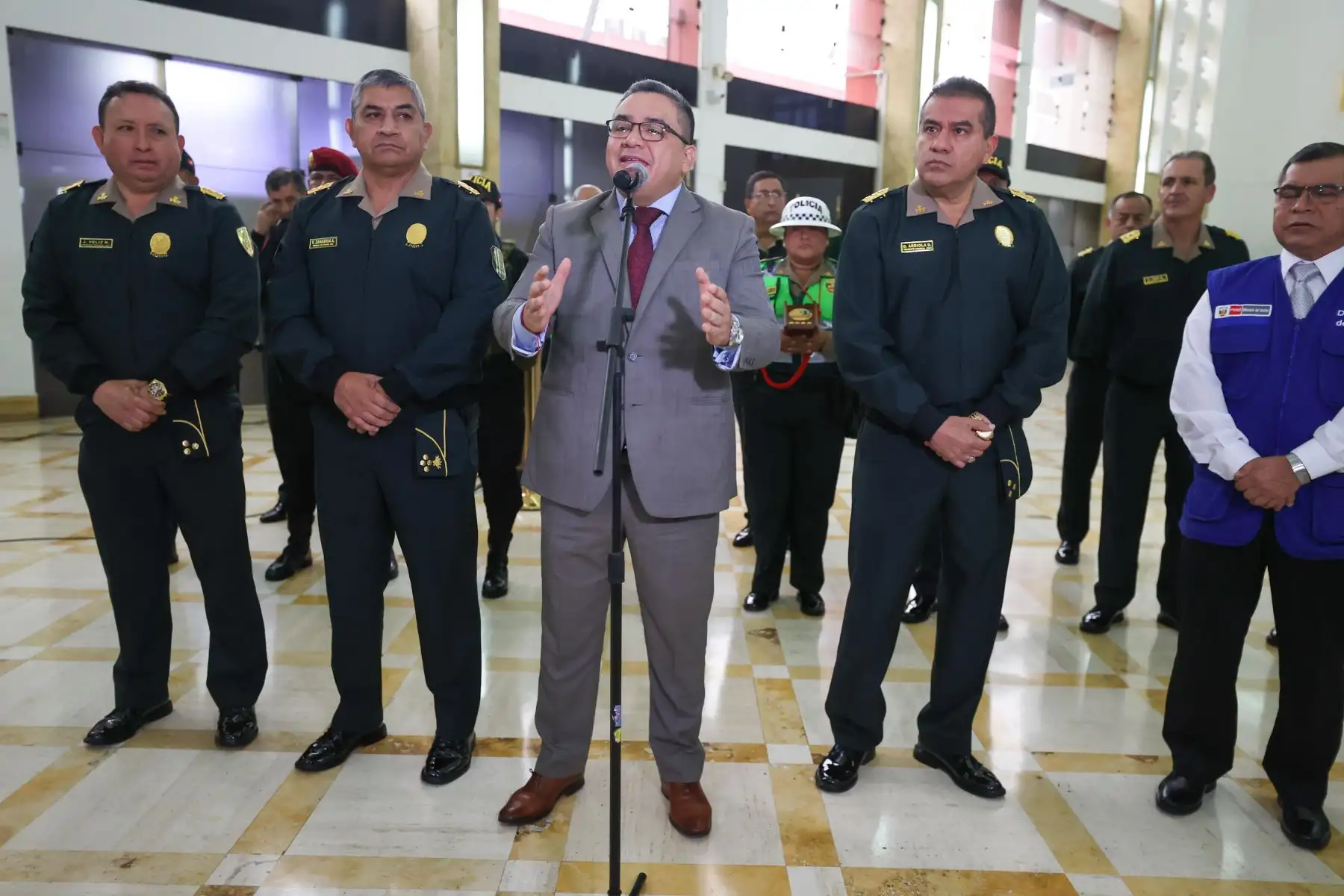 El ministro remarcó que garantizará que las acciones operativas que impliquen actos de heroísmo y valentía cuenten con el apoyo legal cuando se haga uso de la fuerza o se decida emplear las armas de reglamento para enfrentarse a la delincuencia. 

Foto: ANDINA/Juan Carlos Guzmán Negrini
