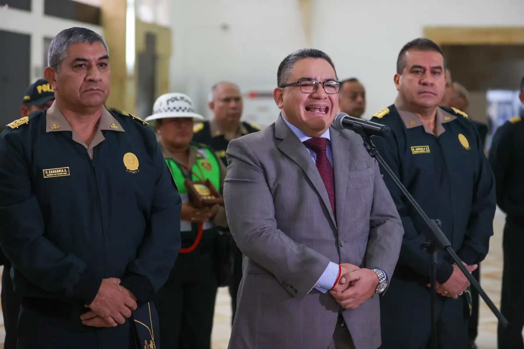 El ministro remarcó que garantizará que las acciones operativas que impliquen actos de heroísmo y valentía cuenten con el apoyo legal cuando se haga uso de la fuerza o se decida emplear las armas de reglamento para enfrentarse a la delincuencia. 

Foto: ANDINA/Juan Carlos Guzmán Negrini