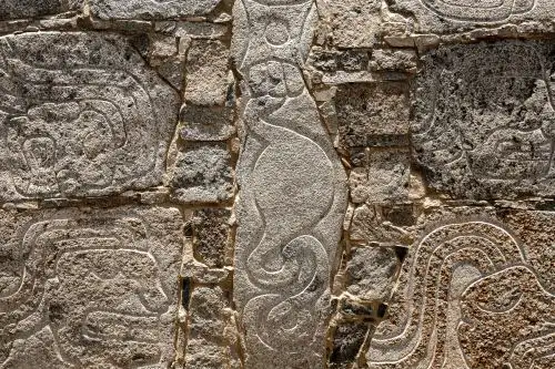El Fenómeno El Niño explicaría parte de la decoración donde predomina la figura del pez sagrado en la huaca Cerro Sechín, ubicado en la provincia de Casma, en Áncash.  ANDINA/archivo
