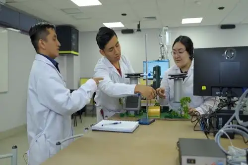 Estudiantes desarrollan teleférico solar a escala para combatir contaminación del aire