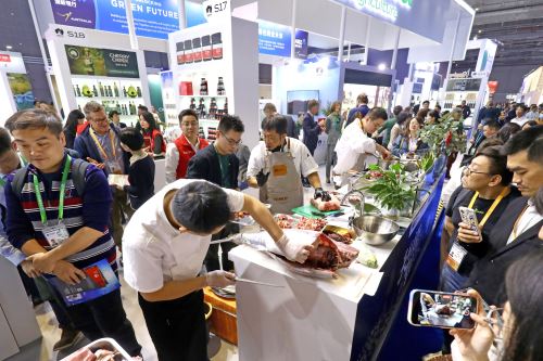 La sexta Exposición Internacional de Importaciones de China (CIIE) en 2023 atrajo a numerosos expositores, compradores y visitantes. Lugar de realización: Shanghai, China   ANDINA/Difusión