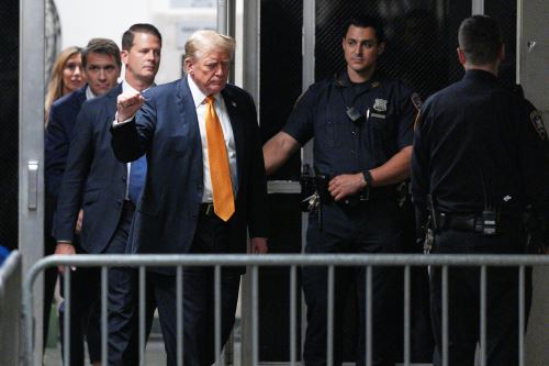 El expresidente estadounidense Donald Trump regresa de una pausa en su juicio penal en el Tribunal Penal de Manhattan, en la ciudad de Nueva York. Foto: AFP