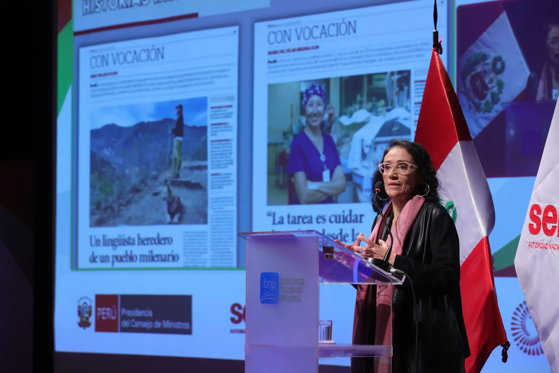 La periodista Susana Mendoza expuso su experiencia de informar sobre el valioso aporte del servidor público a través de sus entrevistas en la página "Con Vocación" que se publica semanalmente en el diario oficial El Peruano. Fue durante congreso organizado por Servir. Foto: ANDINA/Melina Mejía