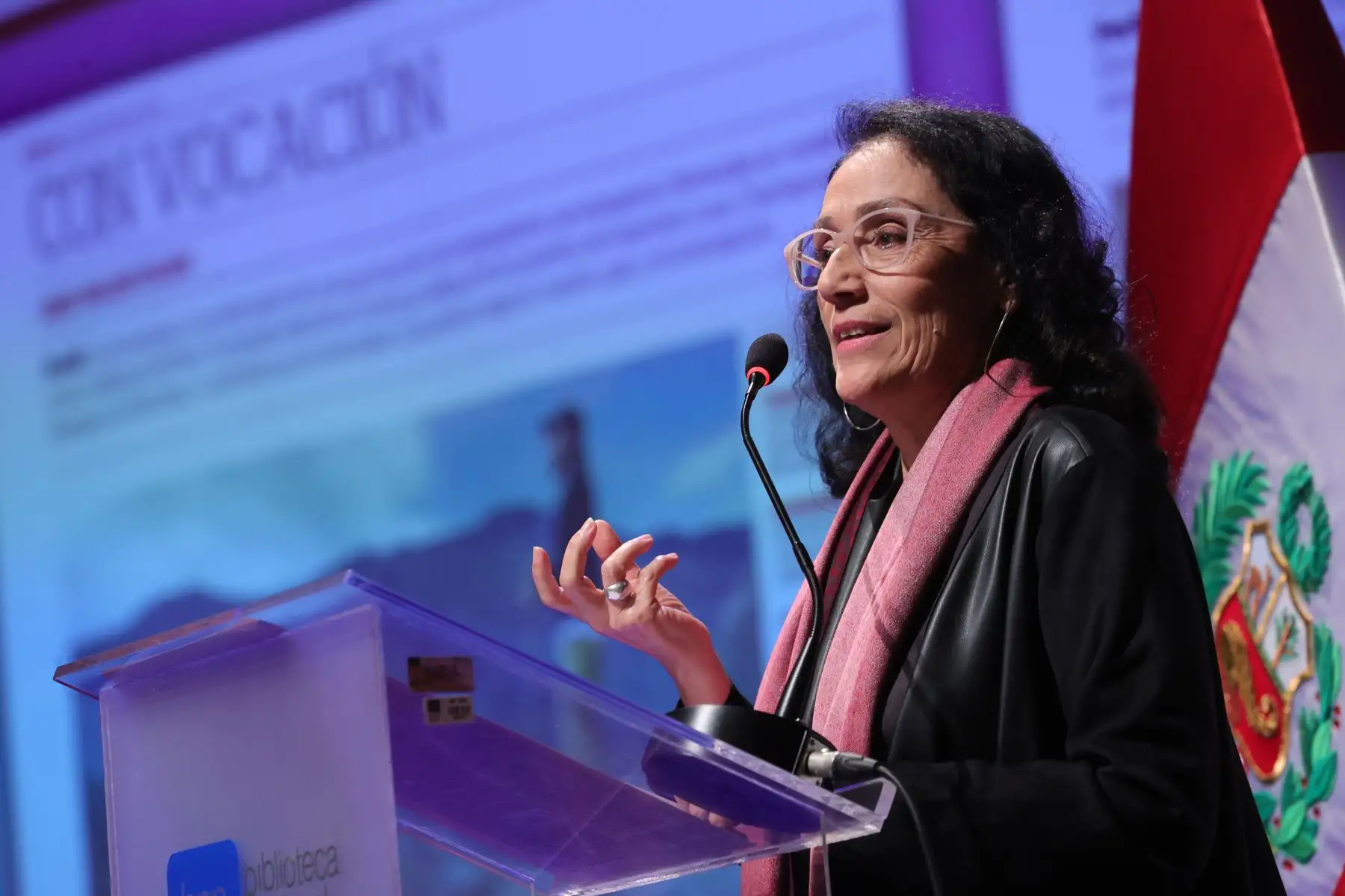 La periodista Susana Mendoza expuso su experiencia de informar sobre el valioso aporte del servidor público a través de sus entrevistas en la página "Con Vocación" que se publica semanalmente en el diario oficial El Peruano. Fue durante congreso organizado por Servir. Foto: ANDINA/Melina Mejía