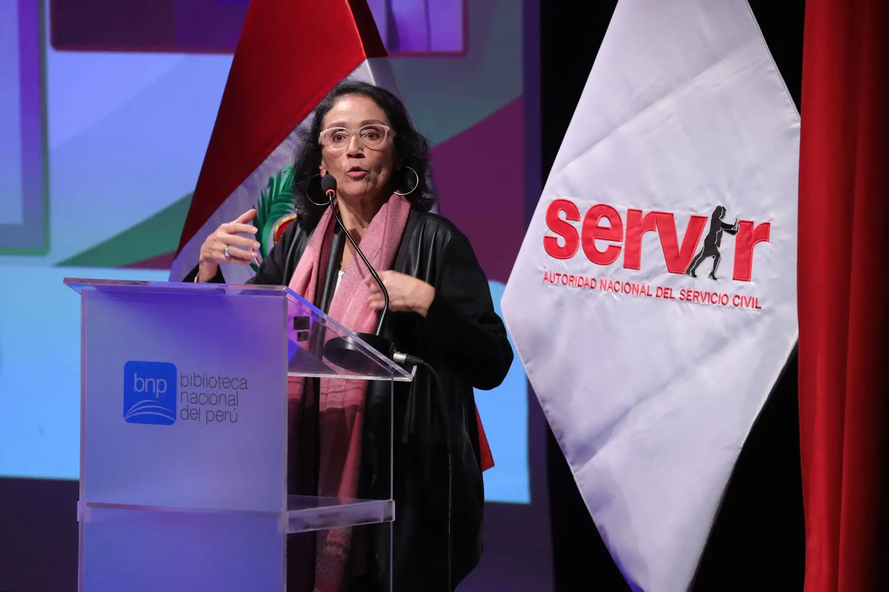 La periodista Susana Mendoza expuso su experiencia de informar sobre el valioso aporte del servidor público a través de sus entrevistas en la página "Con Vocación" que se publica semanalmente en el diario oficial El Peruano. Fue durante congreso organizado por Servir. Foto: ANDINA/Melina Mejía