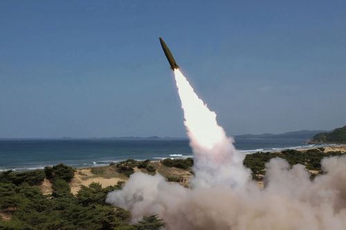 Disparo de prueba de un misil balístico táctico norcoreano (imagen de archivo). Foto: AFP