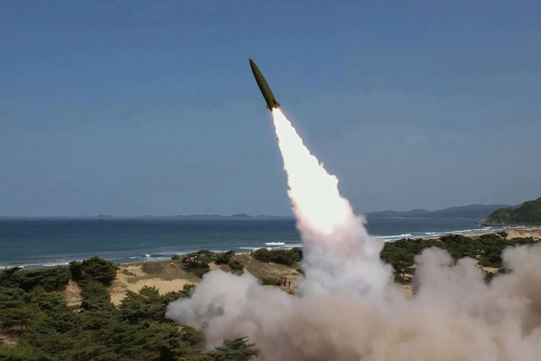 Esta fotografía tomada el 17 de mayo del 2024 y publicada por la Agencia Central de Noticias Coreana (KCNA) oficial de Corea del Norte el 18 de mayo de 2024 muestra un disparo de prueba de un misil balístico táctico. Foto: AFP