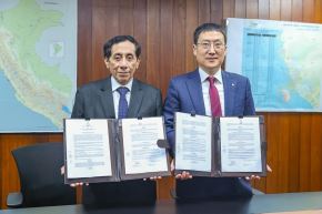 Viceministro de Electricidad, Víctor Estrella, y Lee Sang-hoon, presidente de la Agencia de Energía de Corea, suscribieron acuerdo de cooperación. Foto: Cortesía.
