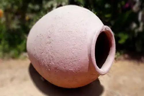 Su valor social radica en que su relevancia está vigente; en Tacna y otras zonas de la costa sur peruana se utiliza este tipo de contenedores para la producción de pisco.