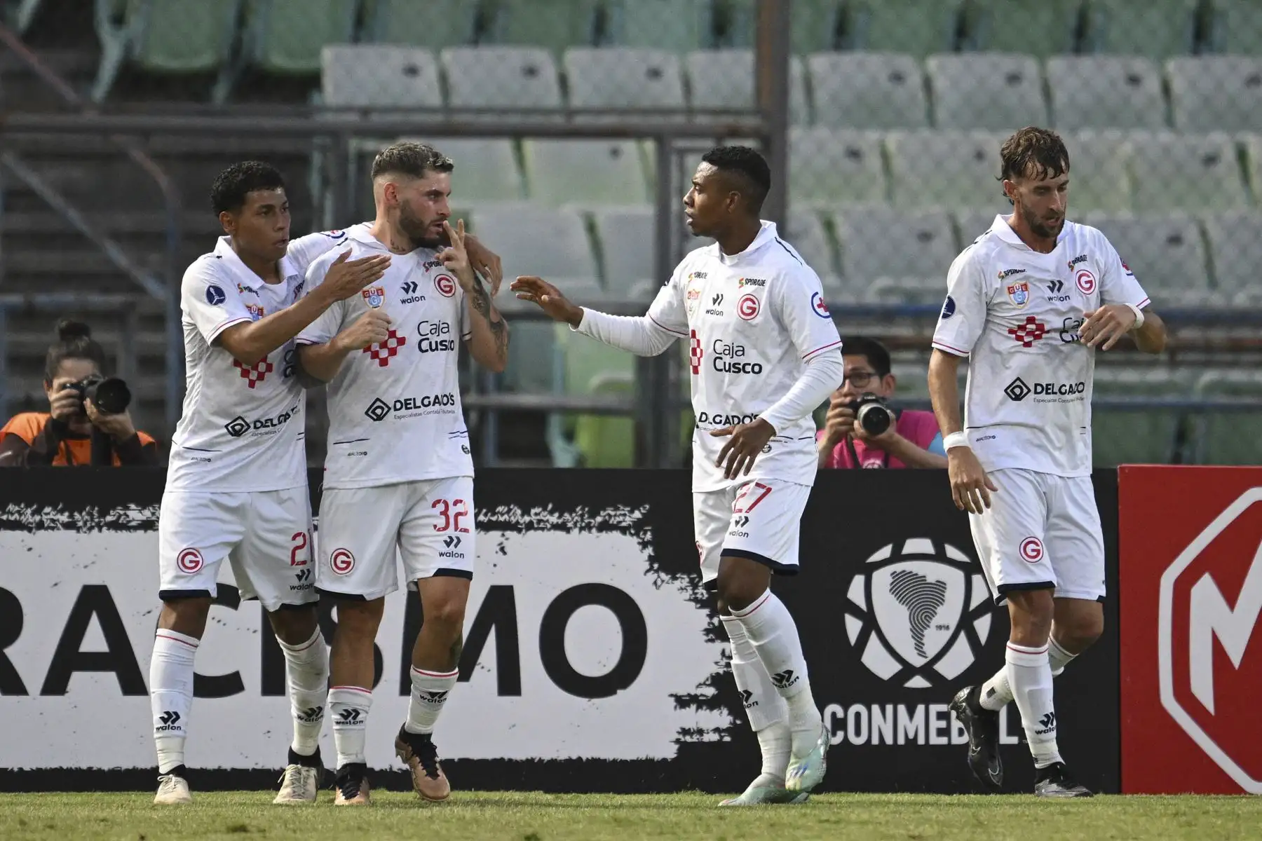 El delantero argentino del Deportivo Garcilaso, Pablo Erustes, celebra con sus compañeros el defensor Erick Perleche y el delantero Jorge Bazán  después de marcar un gol durante el partido de vuelta de la fase de grupos de la Copa Sudamericana entre los Metropolitanos de Venezuela y el Deportivo de Perú. Garcilaso en el estadio Olímpico UCV de Caracas.
Foto: AFP