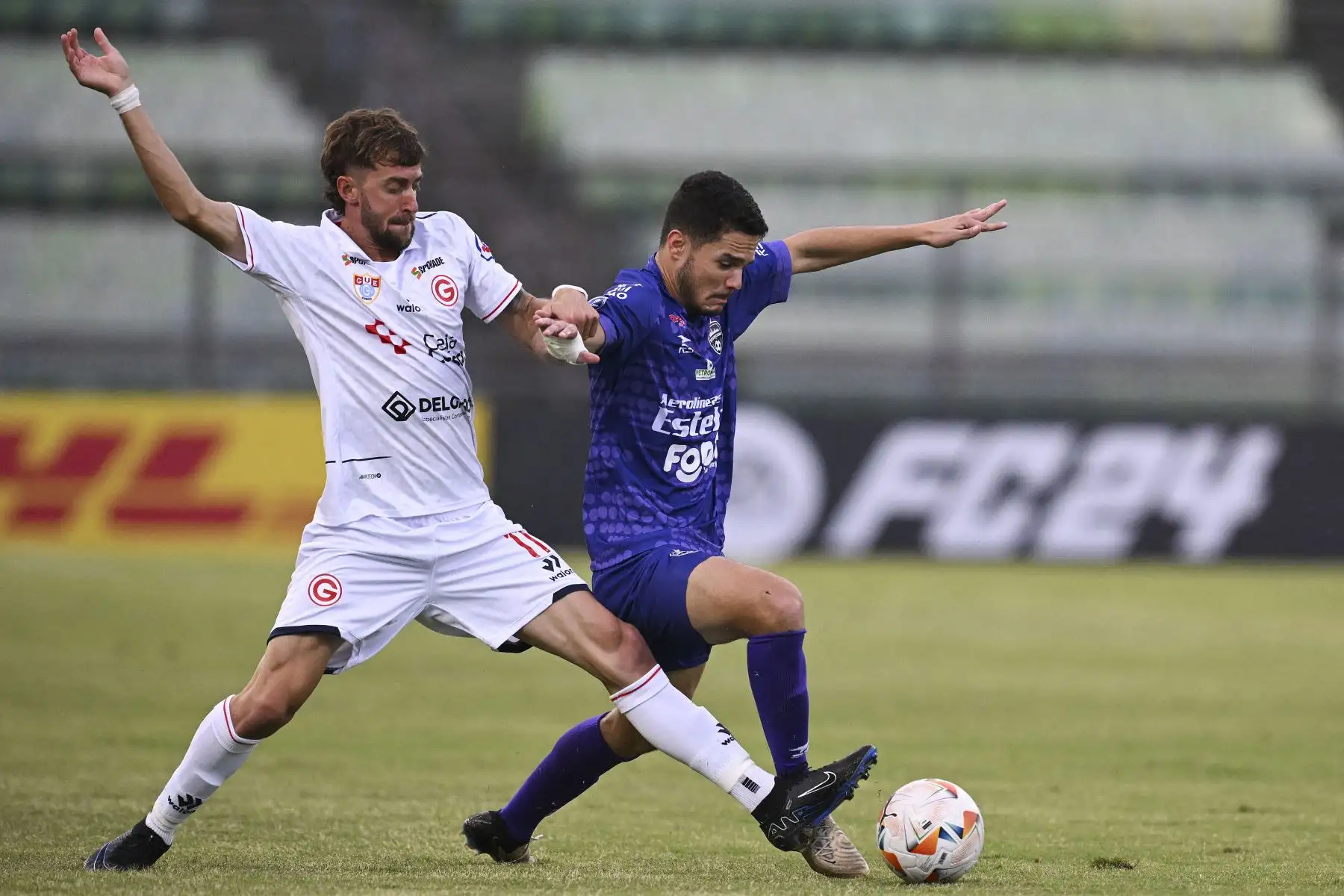 El delantero argentino del Deportivo Garcilaso, Gaspar Gentile , y el defensor de los Metropolitanos, Carlos Díaz, luchan por el balón durante el partido de vuelta de la fase de grupos de la Copa Sudamericana entre los Metropolitanos de Venezuela y el Deportivo Garcilaso de Perú en el estadio Olímpico UCV de Caracas.
Foto: AFP
