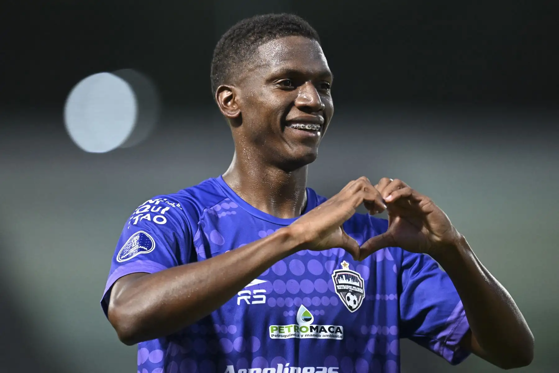 El mediocampista de Metropolitanos, Robinson Flores, celebra después de marcar un gol durante el partido de vuelta de la fase de grupos de la Copa Sudamericana entre los Metropolitanos de Venezuela y el Deportivo Garcilaso de Perú en el estadio Olímpico UCV de Caracas.
Foto: AFP