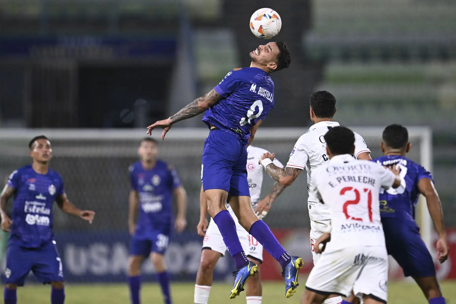El delantero de Metropolitanos, Marco Bustillo, encabeza el balón durante el partido de vuelta de la fase de grupos de la Copa Sudamericana entre los Metropolitanos de Venezuela y el Deportivo Garcilaso de Perú en el estadio Olímpico UCV de Caracas.
Foto: AFP