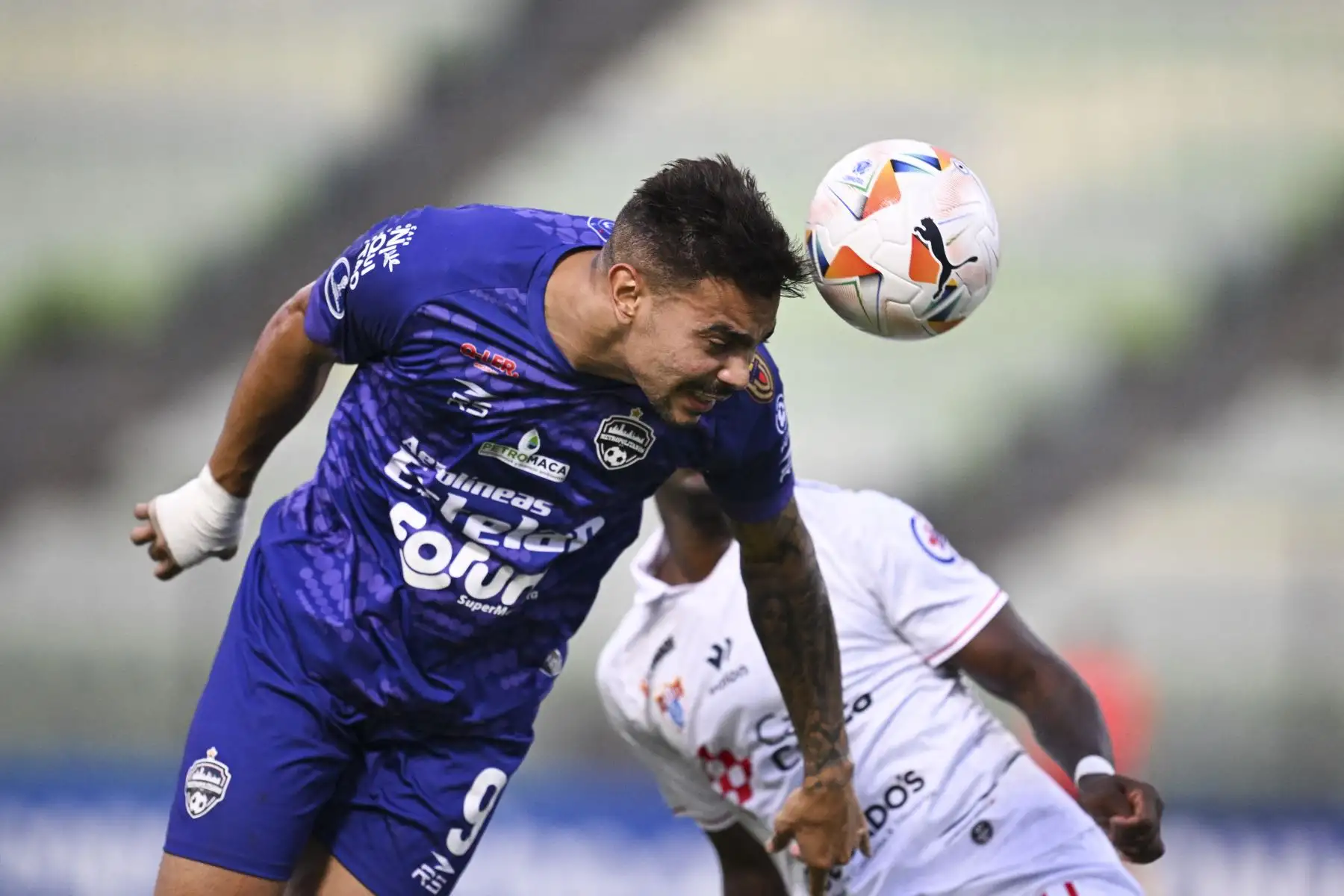 El delantero de Metropolitanos, Marco Bustillo , encabeza el balón durante el partido de vuelta de la fase de grupos de la Copa Sudamericana entre los Metropolitanos de Venezuela y el Deportivo Garcilaso de Perú en el estadio Olímpico UCV de Caracas.
Foto: AFP
