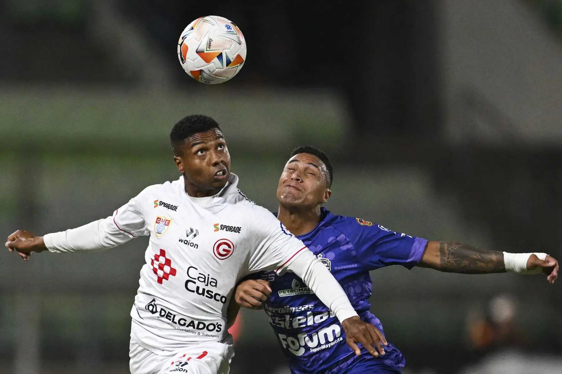 El delantero del Deportivo Garcilaso, Jorge Bazán , y el defensor de los Metropolitanos, Anthony Graterol, luchan por el balón durante el partido de vuelta de la fase de grupos de la Copa Sudamericana entre los Metropolitanos de Venezuela y el Deportivo Garcilaso de Perú en el estadio Olímpico UCV de Caracas.
Foto: AFP