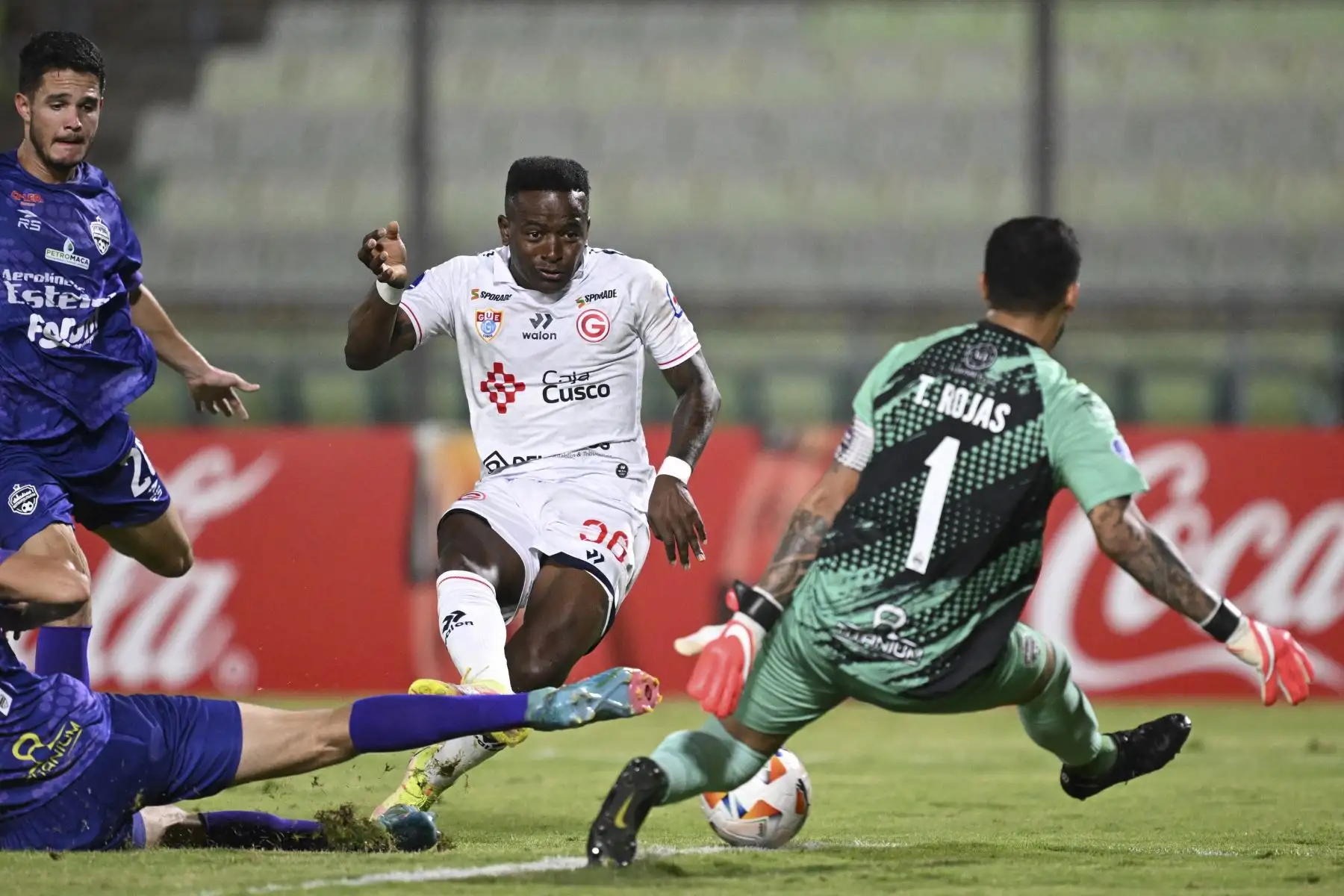 El delantero colombiano del Deportivo Garcilaso, Mauricio Cuero, golpea el balón durante el partido de vuelta de la fase de grupos de la Copa Sudamericana entre los Metropolitanos de Venezuela y el Deportivo Garcilaso de Perú en el estadio Olímpico UCV de Caracas.
Foto: AFP