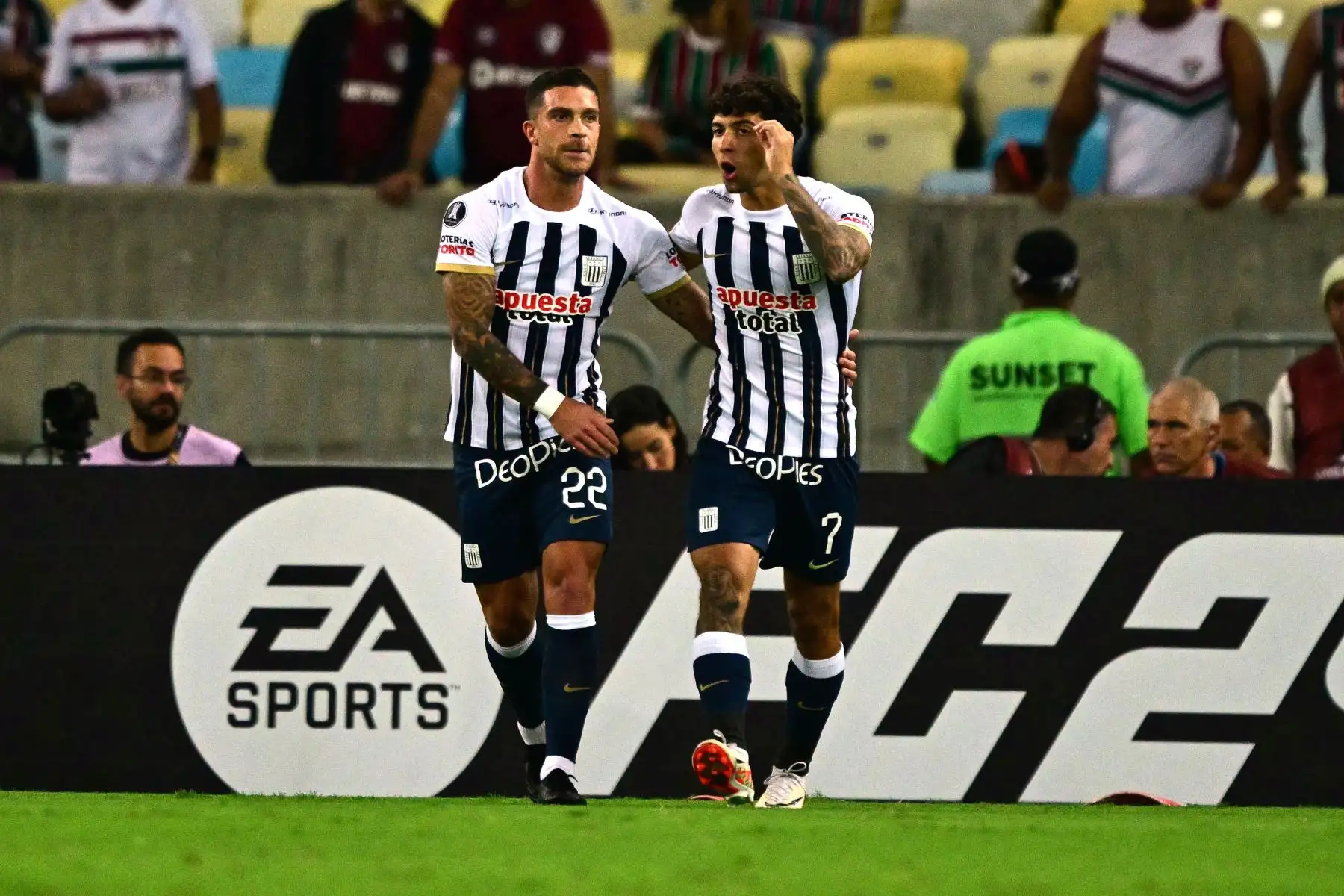 El mediocampista argentino de Alianza Lima, Adrián Arregui, celebra con el mediocampista de Alianza Lima, Franco Zanelatto , luego de anotar el primer gol de su equipo durante el partido de vuelta de la fase de grupos de la Copa Libertadores entre el Fluminense de Brasil y Alianza Lima de Perú en el Estadio Maracaná de Río de Janeiro. Brasil.
Foto:AFP