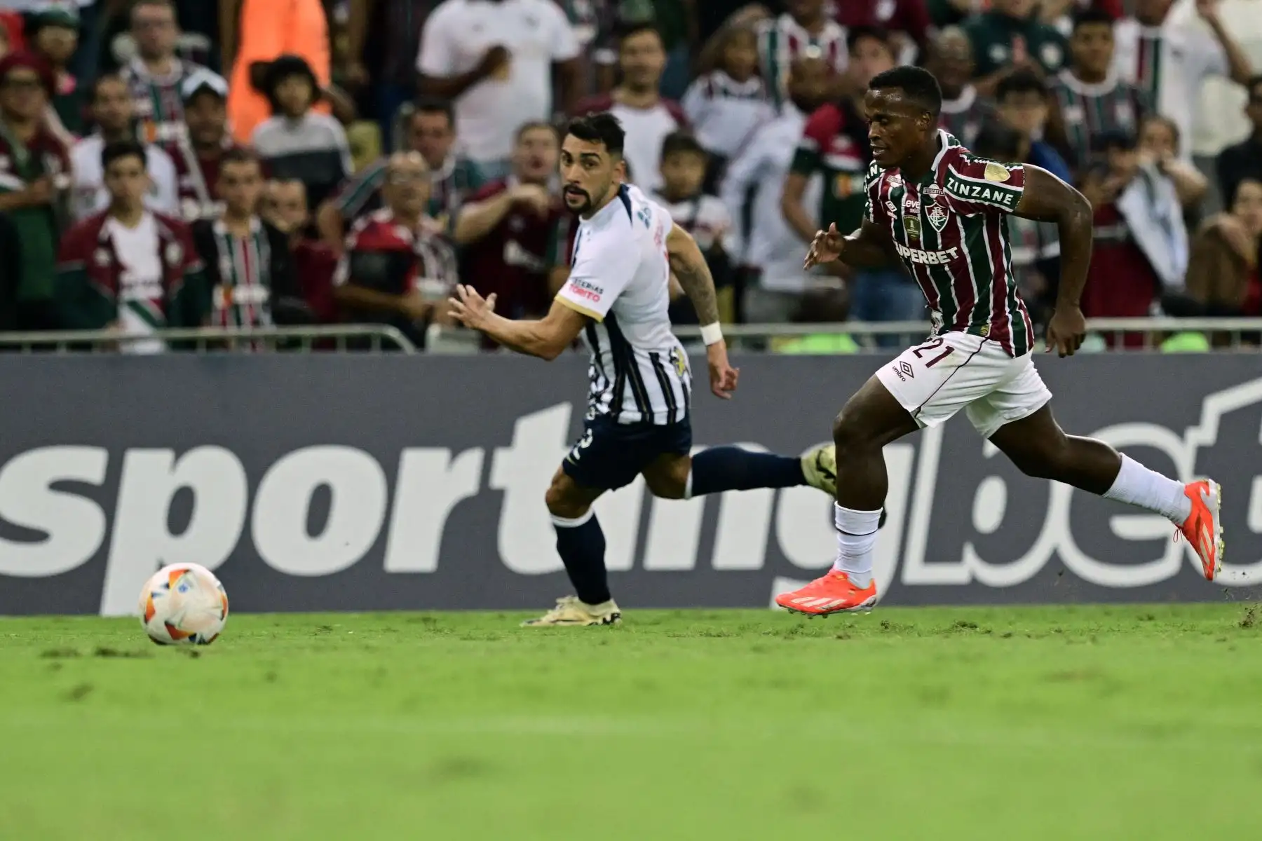 El defensor de Alianza Lima, Carlos Zambrano  y el centrocampista colombiano de Fluminense, Jhon Arias , luchan por el balón durante el partido de fútbol de vuelta de la fase de grupos de la Copa Libertadores entre el Fluminense de Brasil y Alianza Lima de Perú, en el estadio Maracaná de Río de Janeiro, Brasil,
Foto: AFP