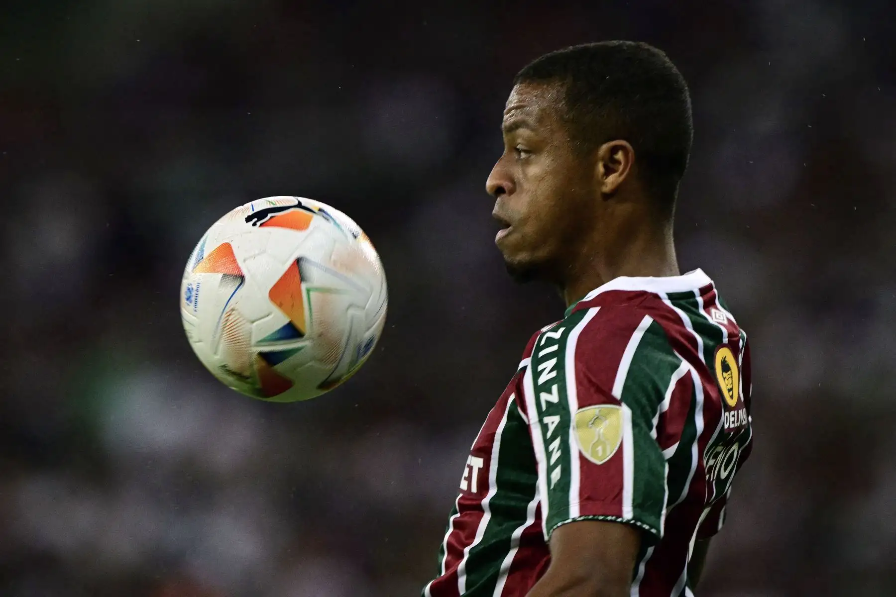 El delantero del Fluminense, Keno, controla el balón durante el partido de fútbol de vuelta de la fase de grupos de la Copa Libertadores entre el Fluminense de Brasil y Alianza Lima de Perú en el Estadio Maracaná de Río de Janeiro, Brasil.
Foto: AFP