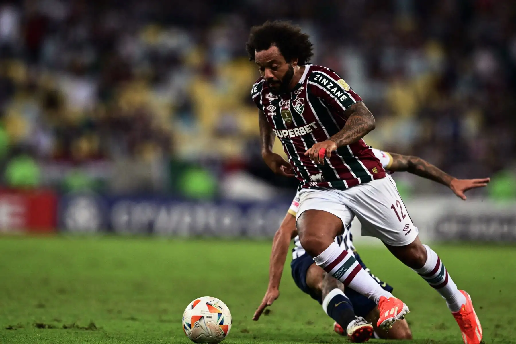 El defensor del Fluminense, Marcelo, corre con el balón durante el partido de fútbol de vuelta de la fase de grupos de la Copa Libertadores entre el Fluminense de Brasil y Alianza Lima de Perú en el Estadio Maracaná de Río de Janeiro, Brasil.
Foto: AFP