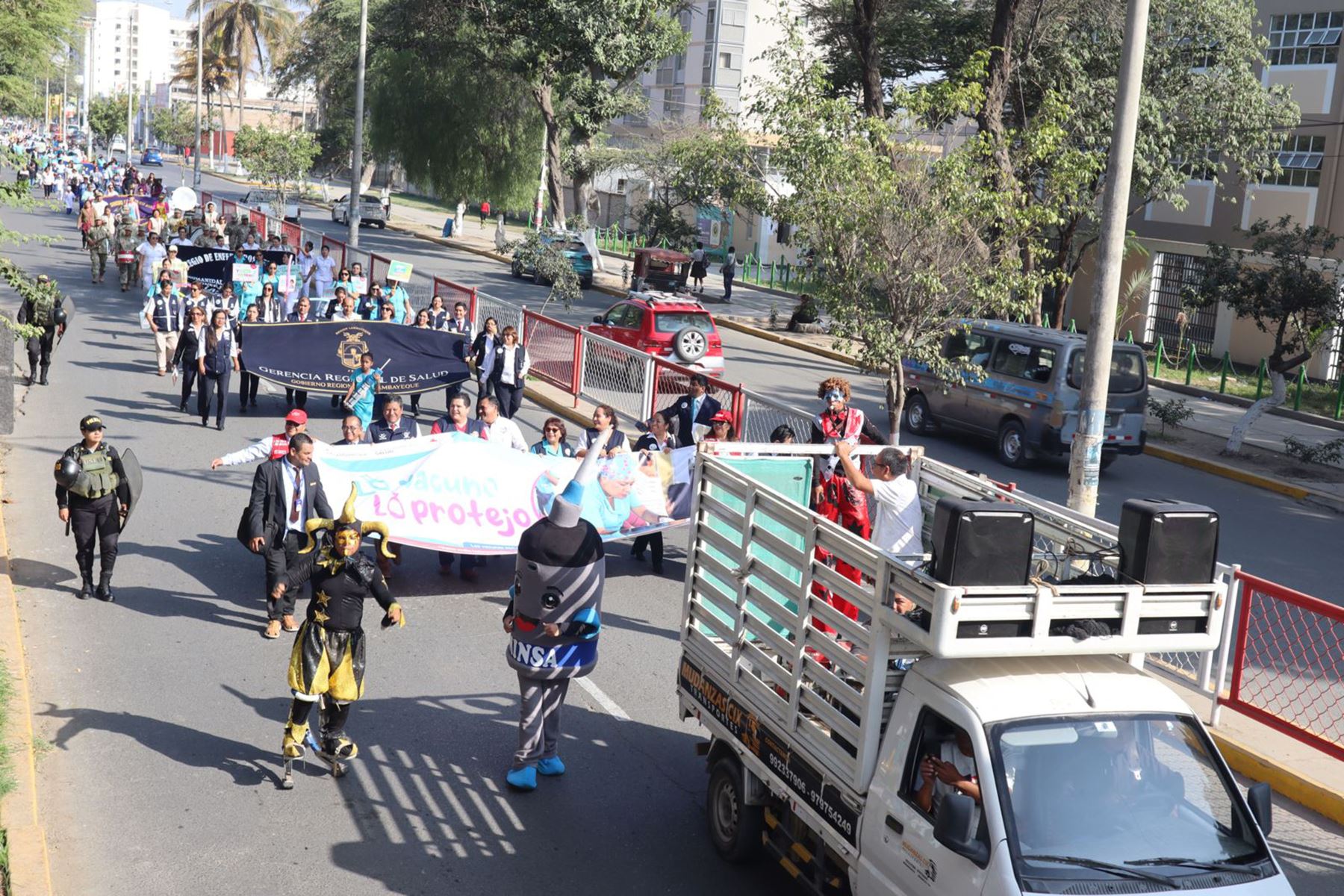 Durante la caminata se brindaron mensajes sobre el tipo de vacuna que debe aplicarse cada persona según su etapa de vida. Foto: ANDINA/Difusión