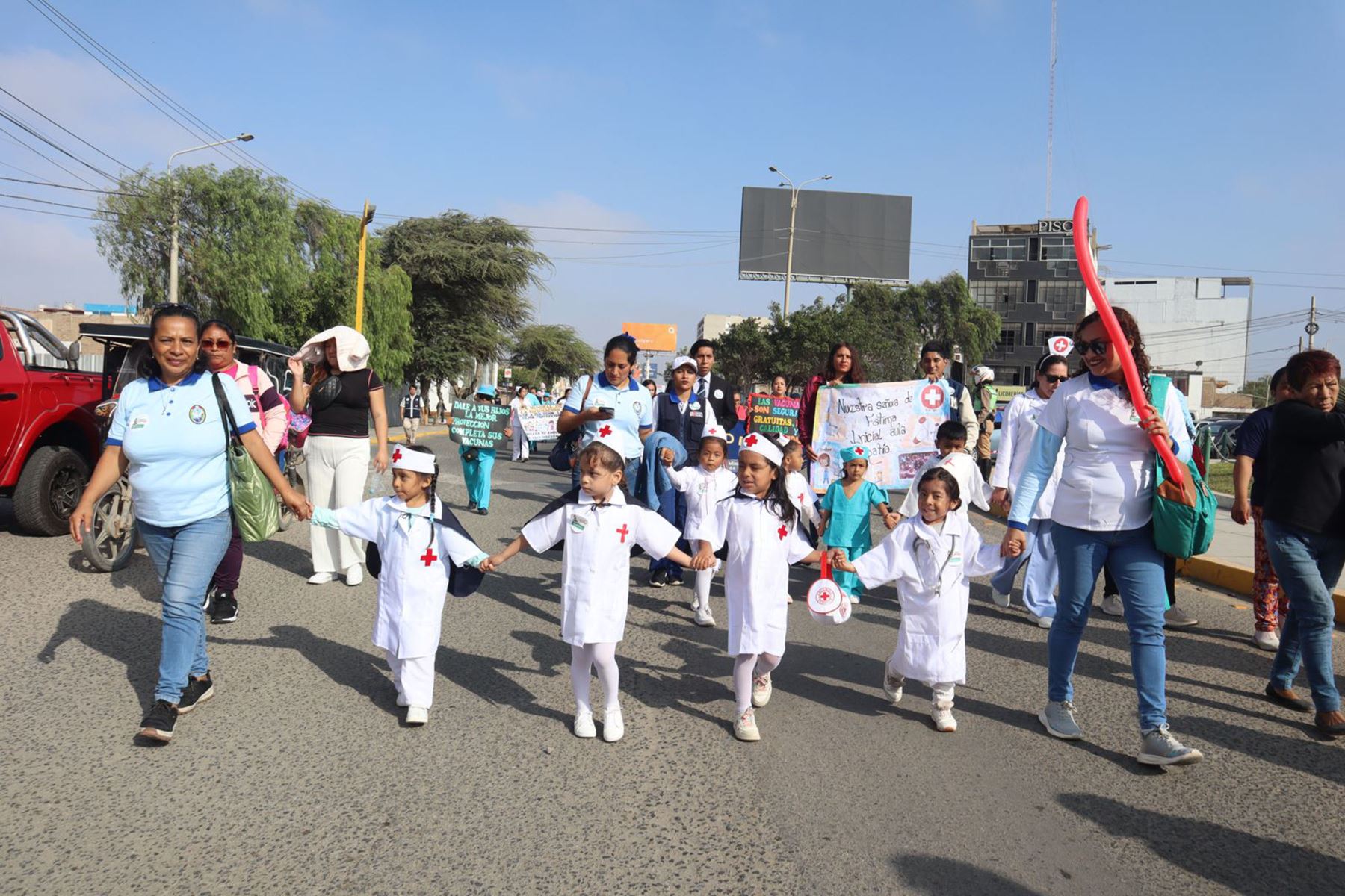 Durante la caminata se brindaron mensajes sobre el tipo de vacuna que debe aplicarse cada persona según su etapa de vida. Foto: ANDINA/Difusión