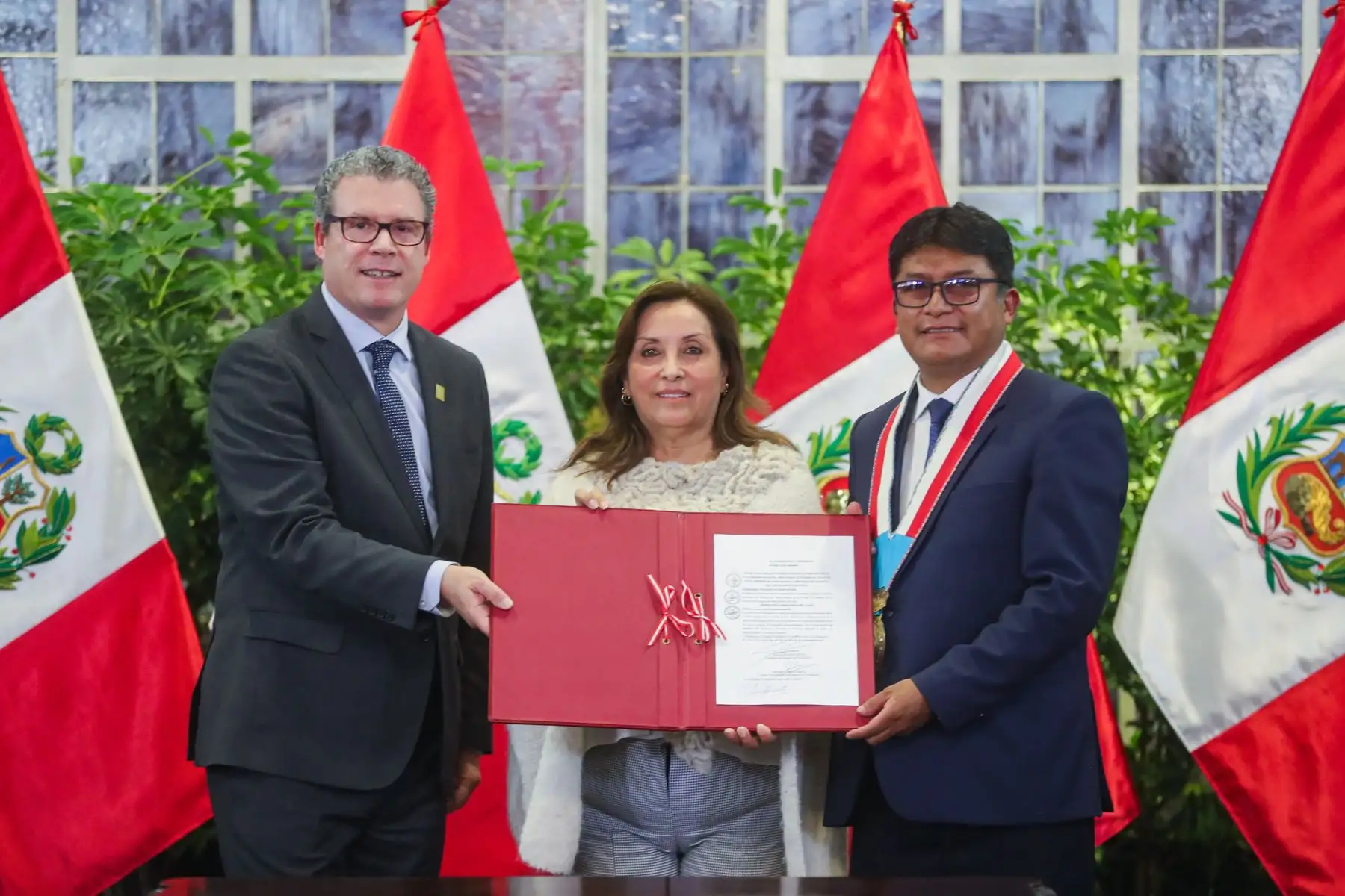 Presidenta Dina Boluarte participa en la promulgación de la Ley que declara de interés Nacional la Creación de la Universidad Nacional Fronteriza Autónoma de Yunguyo.
Foto: ANDINA/Prensa Presidencia