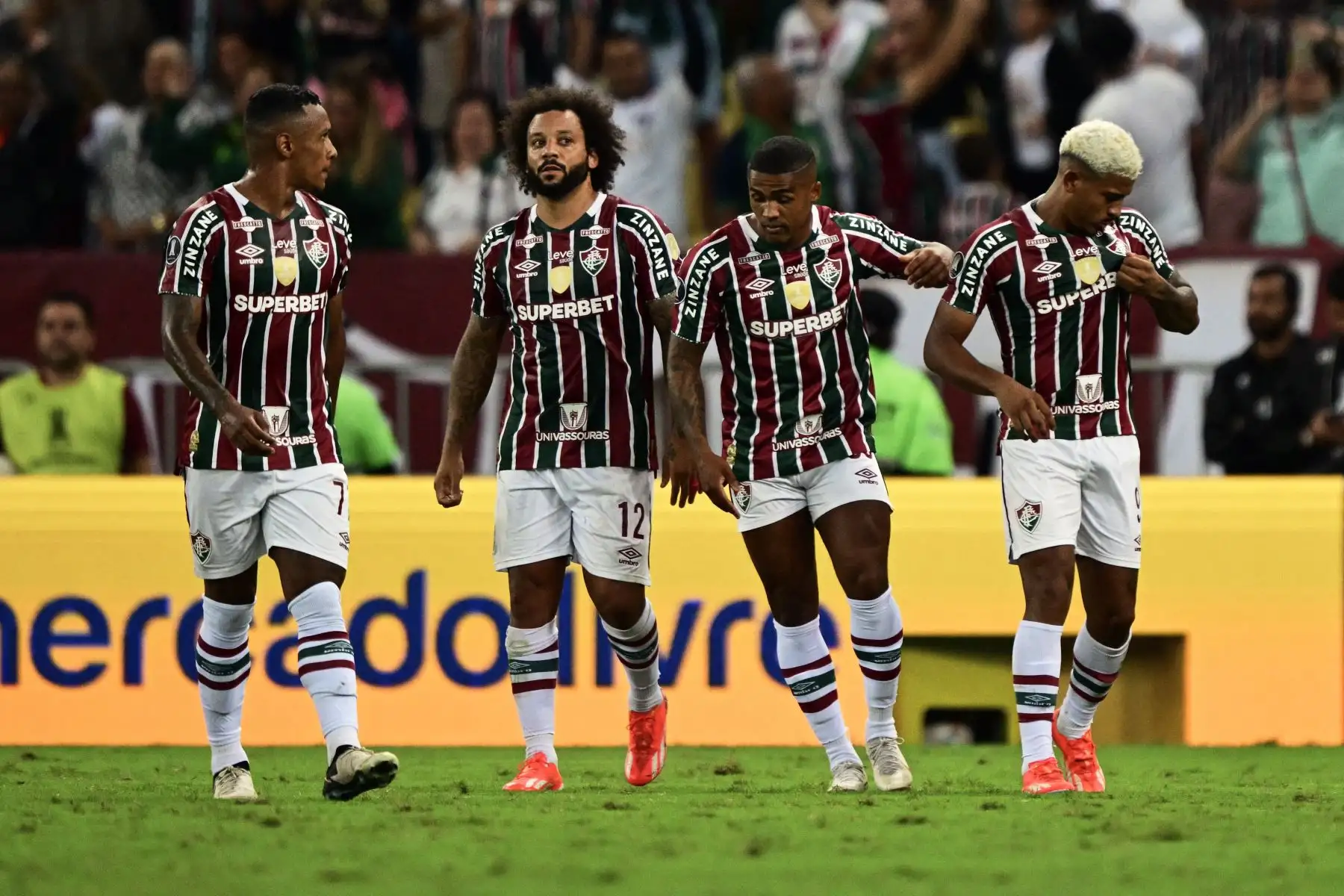 El delantero del Fluminense, John Kennedy, celebra con sus compañeros después de anotar el tercer gol de su equipo durante el partido de vuelta de la fase de grupos de la Copa Libertadores entre el Fluminense de Brasil y Alianza Lima de Perú en el Estadio Maracaná de Río de Janeiro, Brasil.
Foto: AFP