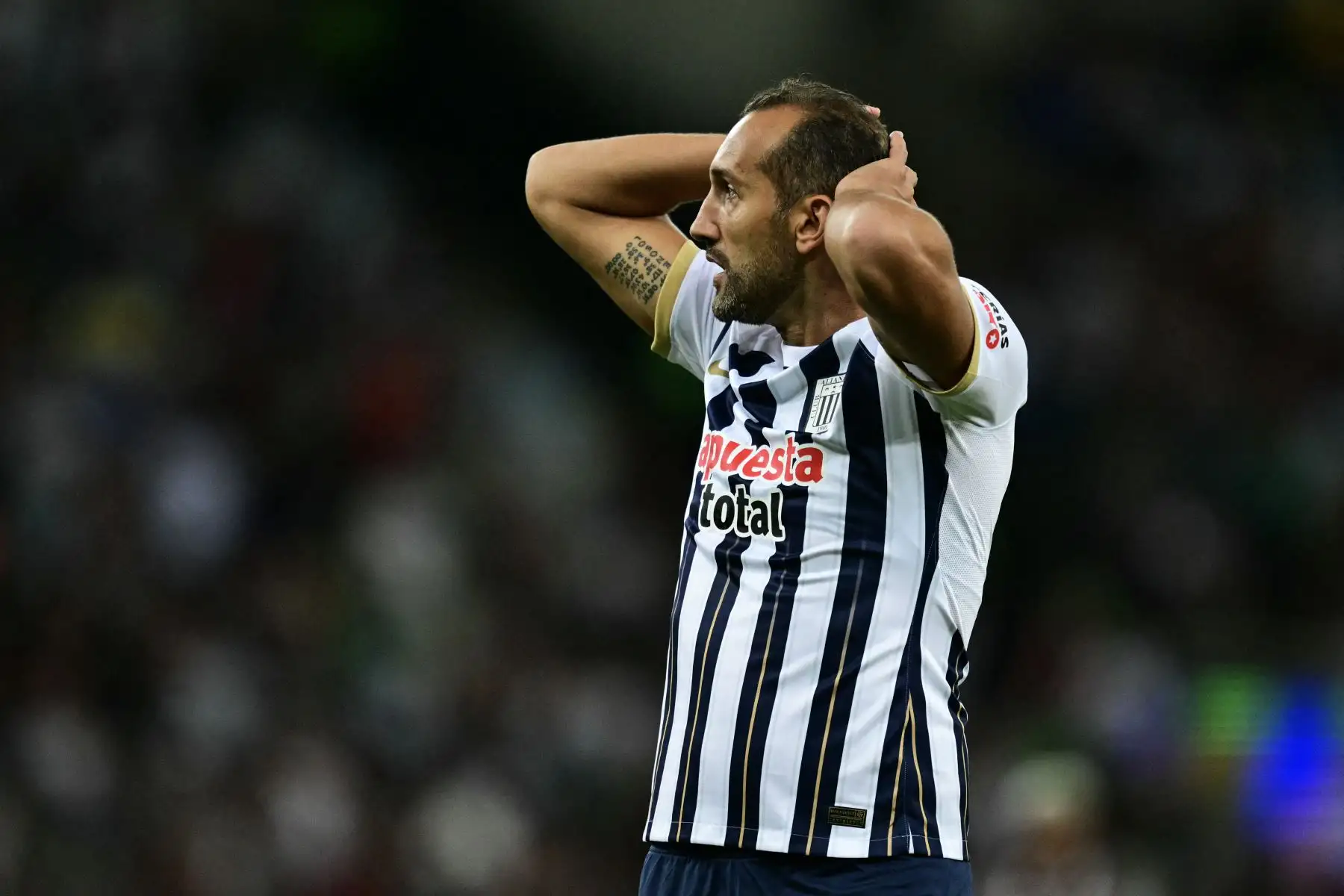 Hernán Barcos pilotea el ataque de Alianza Lima frente a la U de Chile (imagen de archivo). Foto: AFP