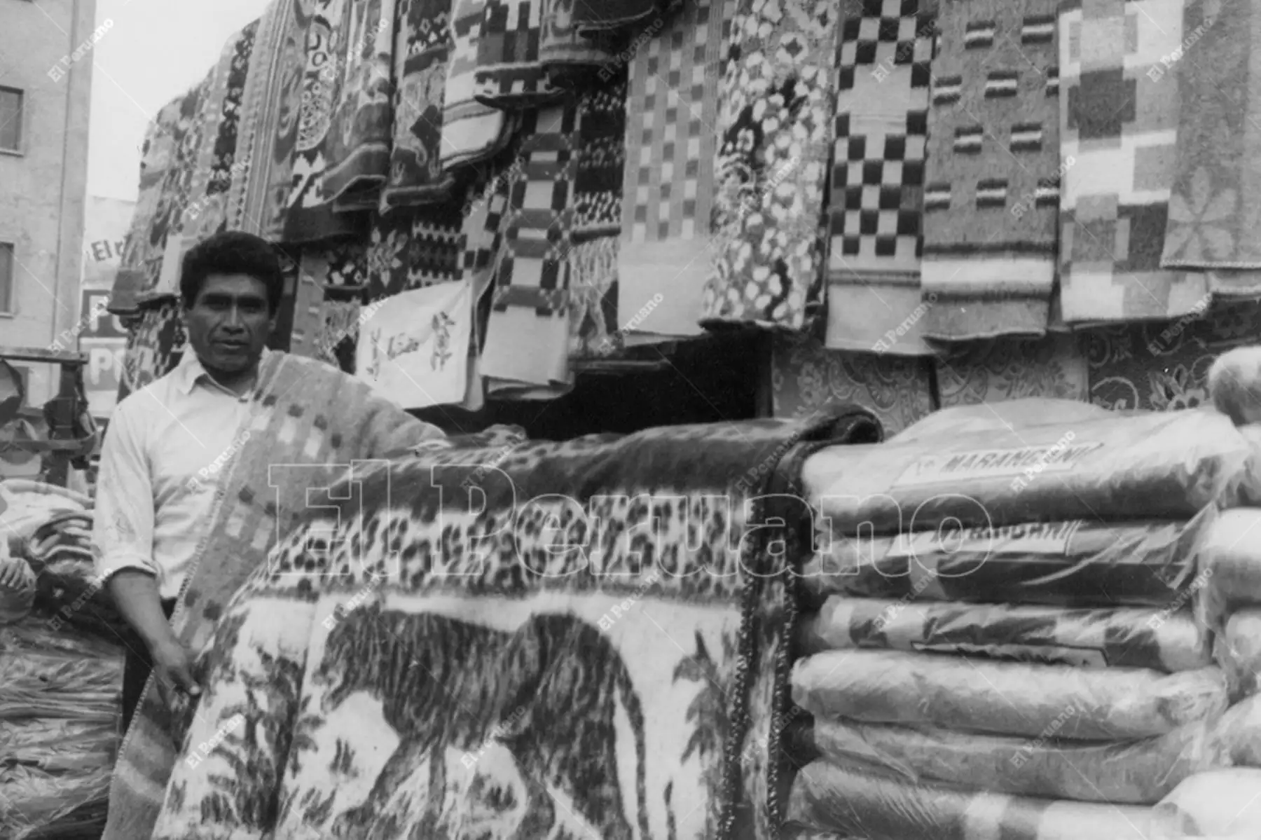 Lima - 2 agosto 1989 / Venta de frazadas Tigre de Santa Catalina, en inmediaciones de la Plaza Unión. La capital soporta bajas temperaturas nocturnas. Foto: Archivo Histórico de El Peruano