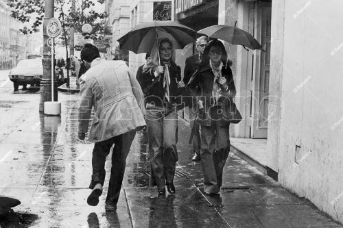 El frío se siente cada vez más en Lima: las frazadas, chalinas y abrigos. Todo vale para evitar las bajas temperaturas [fotos históricas]