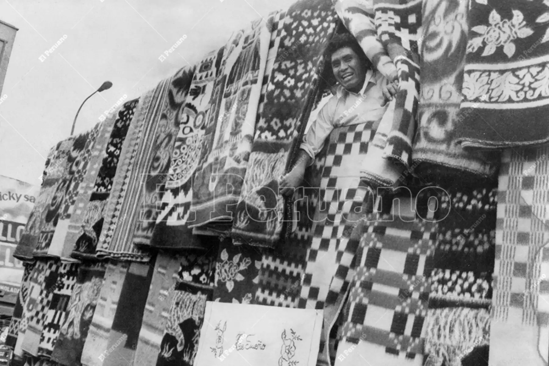 Lima - 5 agosto 1989 / Venta de frazadas en inmediaciones de la Plaza Unión. La capital soporta las bajas temperaturas en invierno. Foto: Archivo Histórico de El Peruano