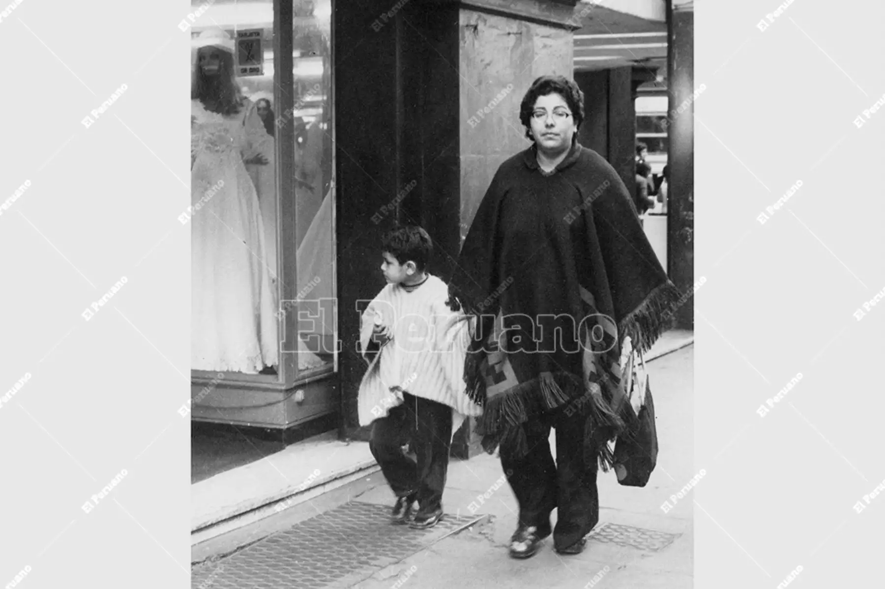 Lima - 16 junio 1977 / Limeños lucen tradicionales ponchos para hacer frente a la ola de frío. Foto: Archivo Histórico de El Peruano