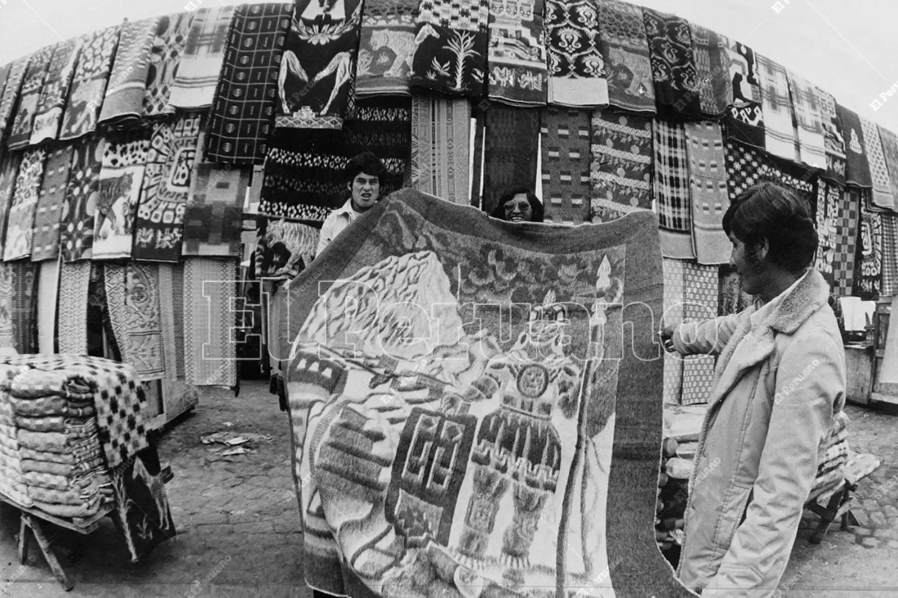Lima - 12 julio 1976 / Ante el frío que soporta la capital, se incrementan las ventas de frazadas en las inmediaciones de la Plaza Unión. Foto: Archivo Histórico de El Peruano / Rolando Ángeles