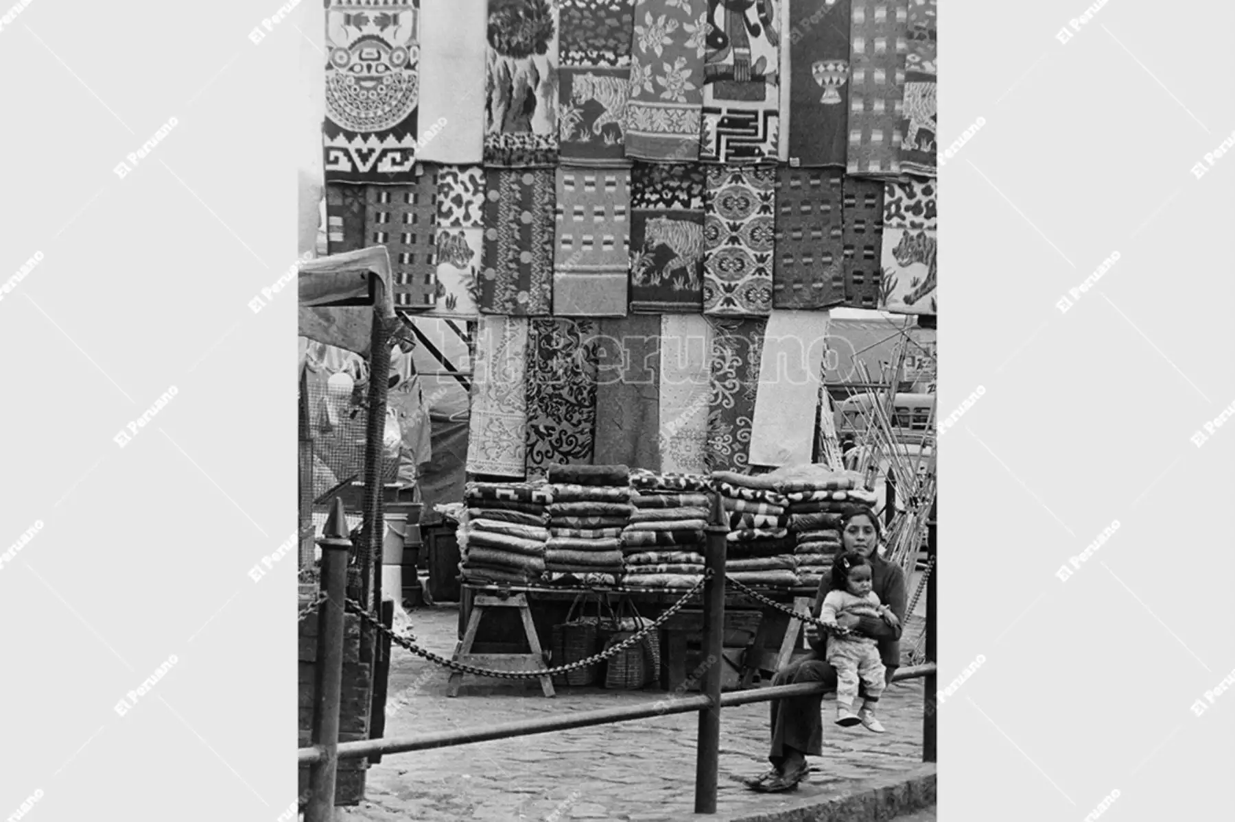Lima - 12 julio 1976 / Ante el frío que soporta la capital, se incrementan las ventas de frazadas en las inmediaciones de la Plaza Unión. Foto: Archivo Histórico de El Peruano / Rolando Ángeles
