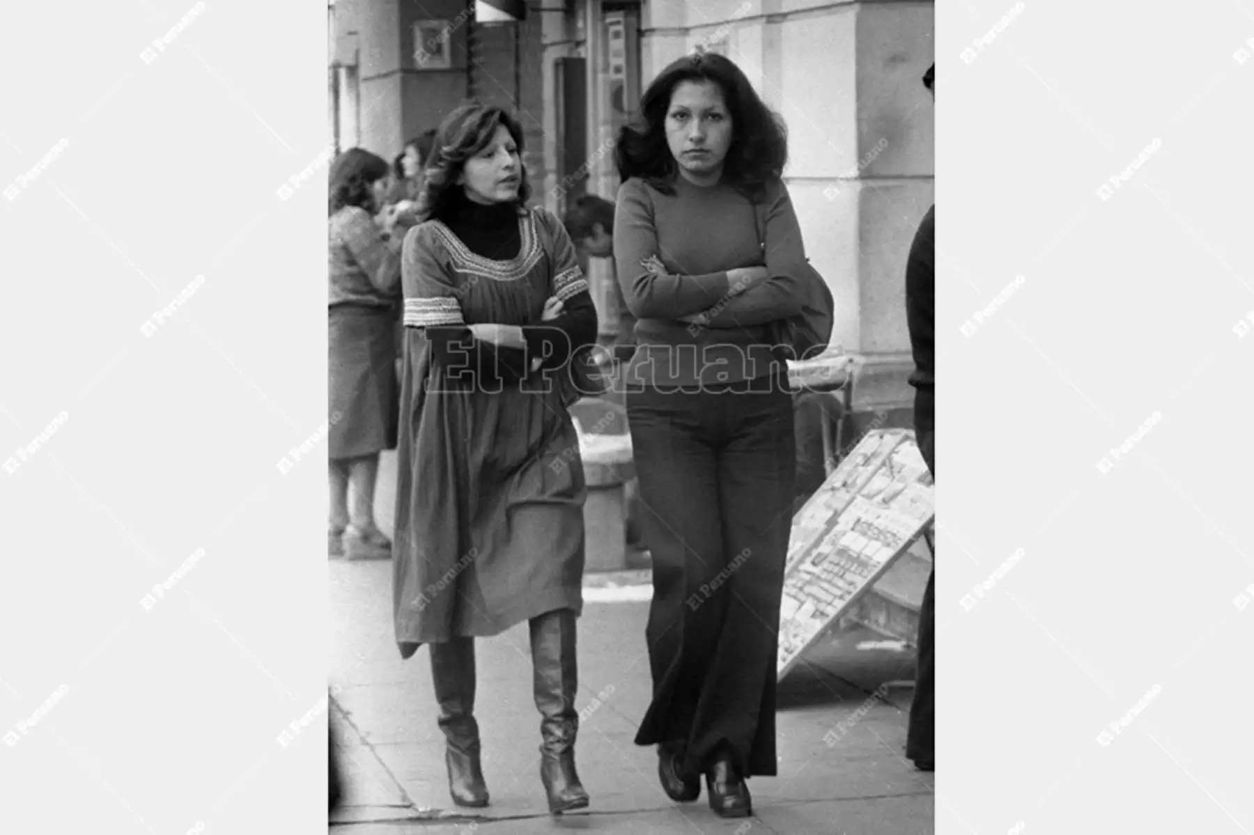 Lima - 24 junio 1978 / Ante las bajas temperaturas por la llegada del invierno, dos mujeres caminan con ropa abrigadora.  Foto: Archivo Histórico de El Peruano