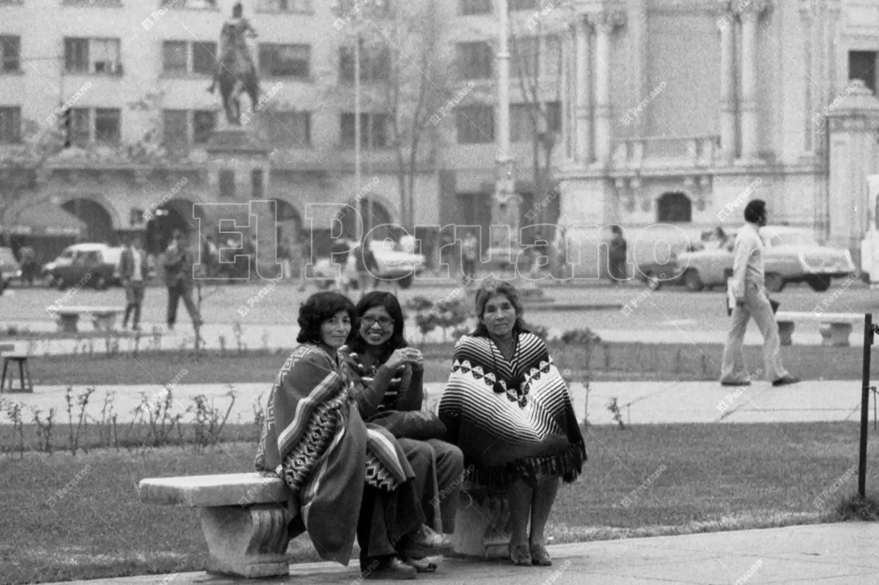 Lima - 3 julio 1978 /  Bien abrigadas con ponchos, tres mujeres soportan en la Plaza de Armas la temporada más fría del año.  Foto: Archivo Histórico de El Peruano / Rolando Ángeles