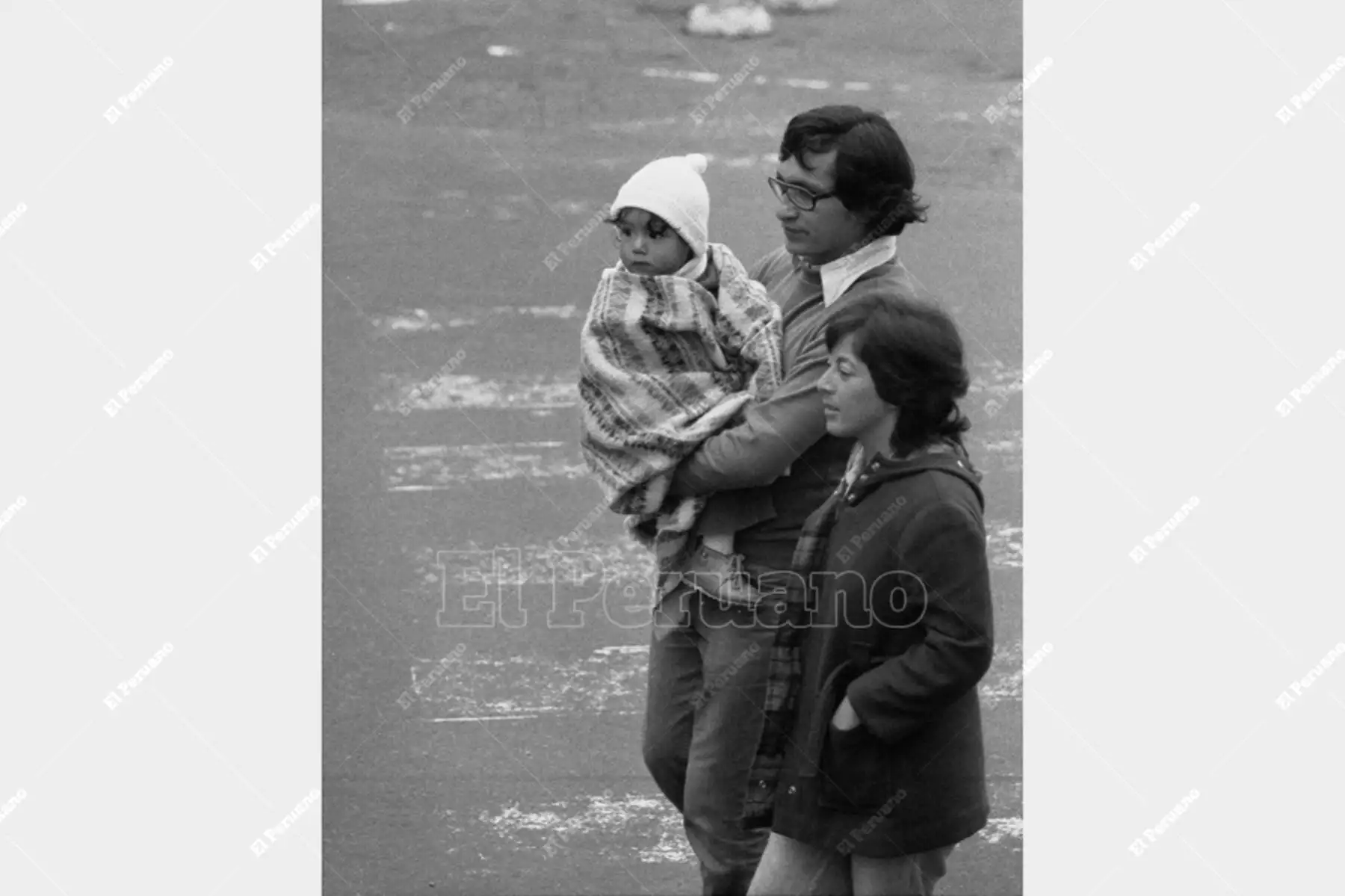 Lima - 3 julio 1978 /  Bien abrigados, los limeños soportan la temporada más fría del año.  Foto: Archivo Histórico de El Peruano / Rolando Ángeles