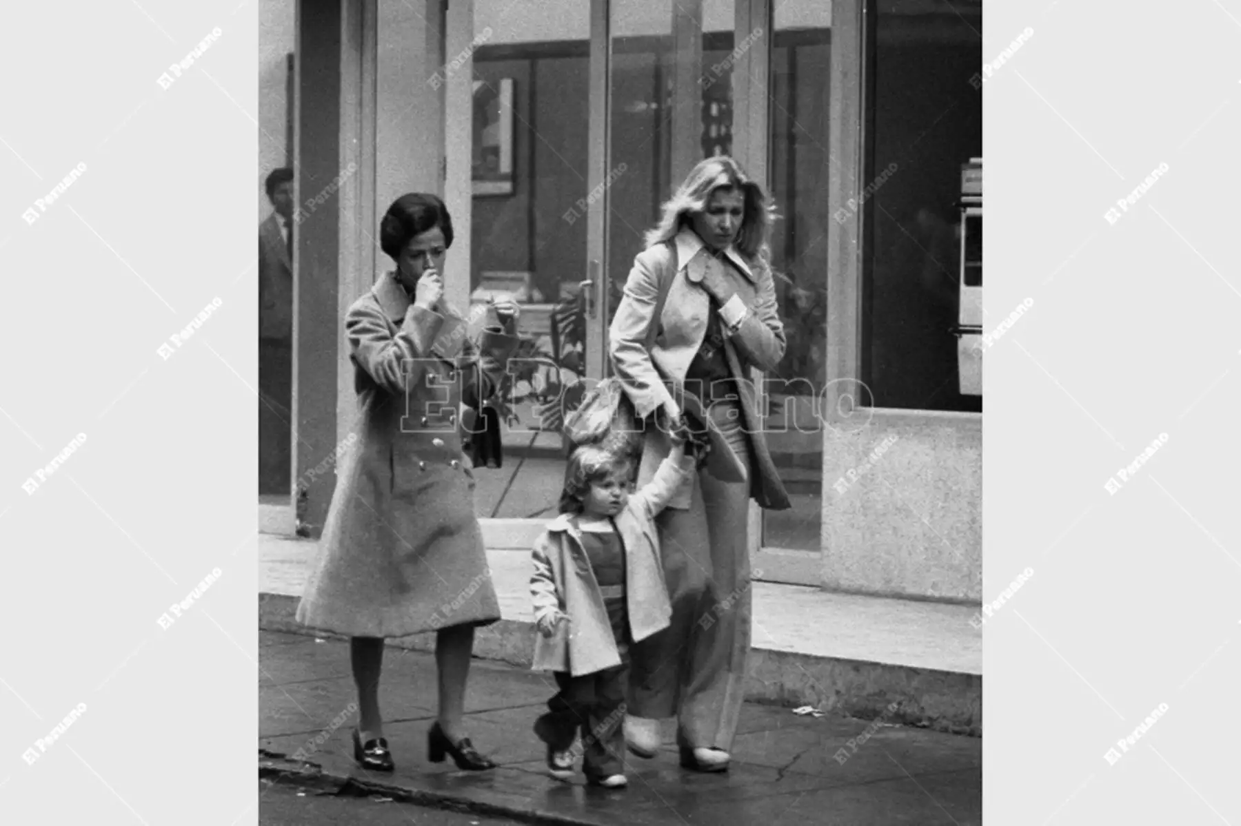 Lima - 3 julio 1978 /  Limeñas lucen sacos y abrigos  en la temporada más fría del año en la capital. Foto: Archivo Histórico de El Peruano / Rolando Ángeles