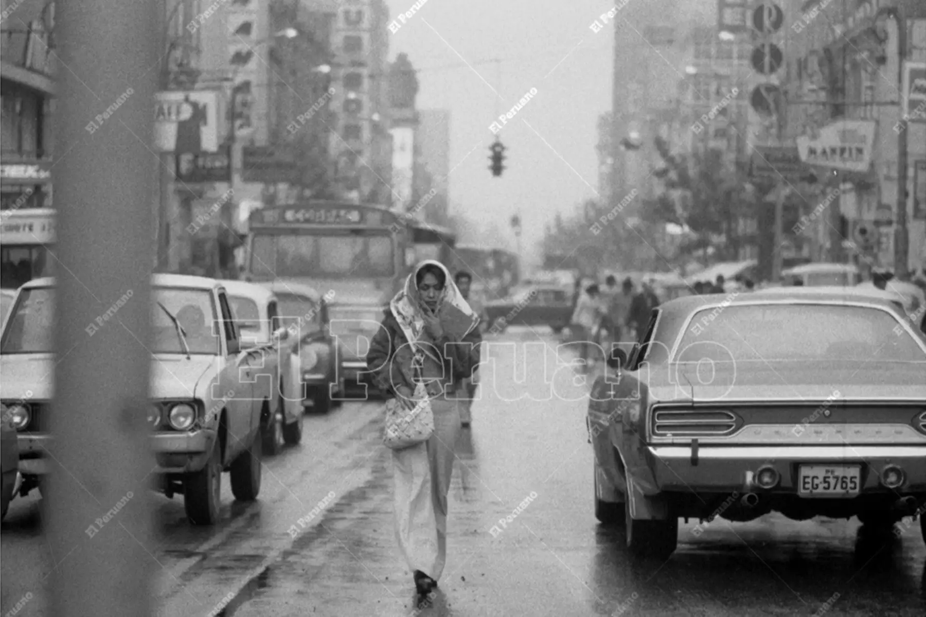 Lima - 3 julio 1978 /  La sensación de frío se intensifica en la capital por lloviznas y altos niveles de humedad. Foto: Archivo Histórico de El Peruano / Rolando Ángeles