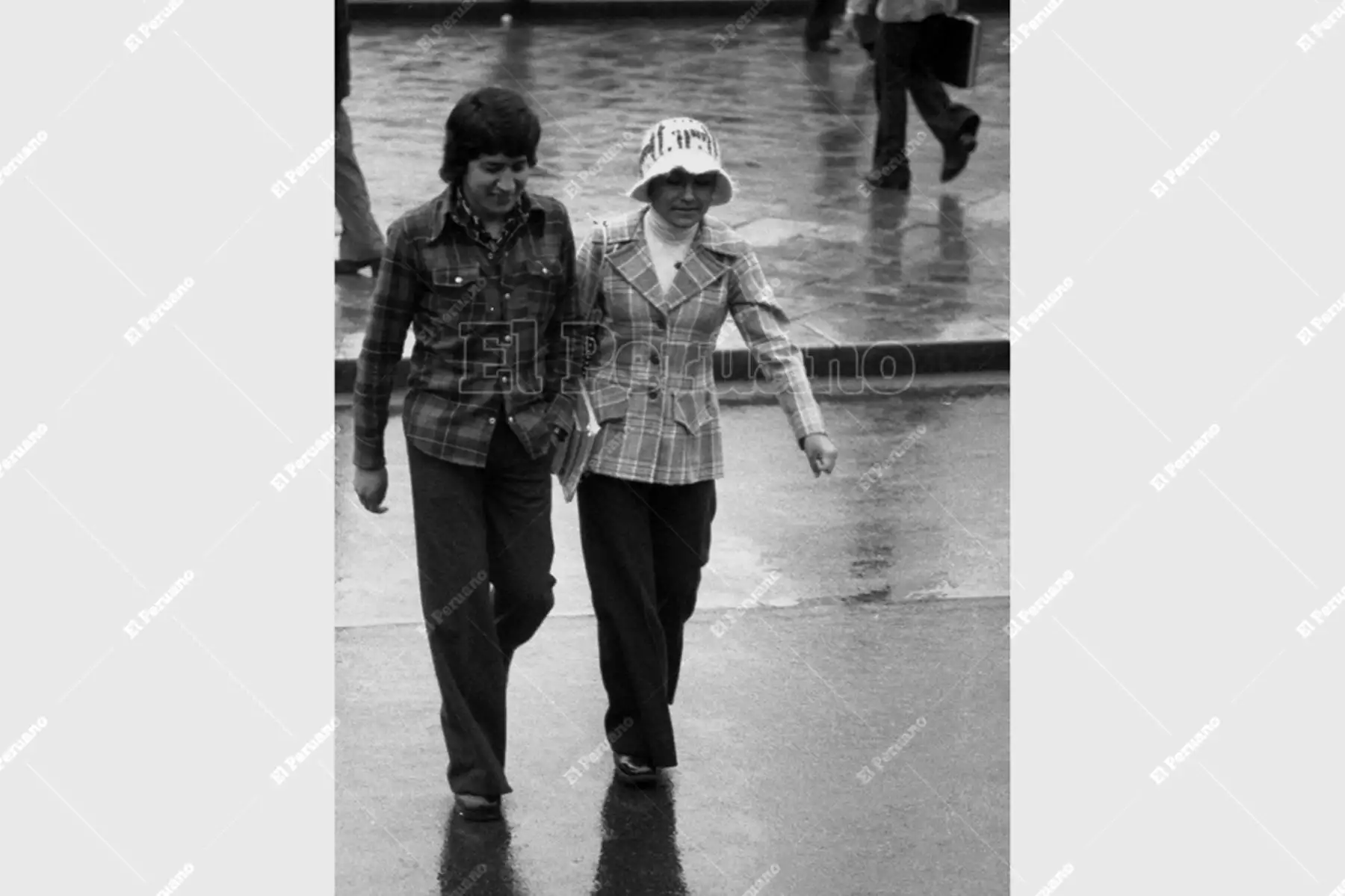 Lima - 3 julio 1978 /  La sensación de frío se intensifica en la capital por las lloviznas y altos niveles de humedad. Foto: Archivo Histórico de El Peruano / Rolando Ángeles