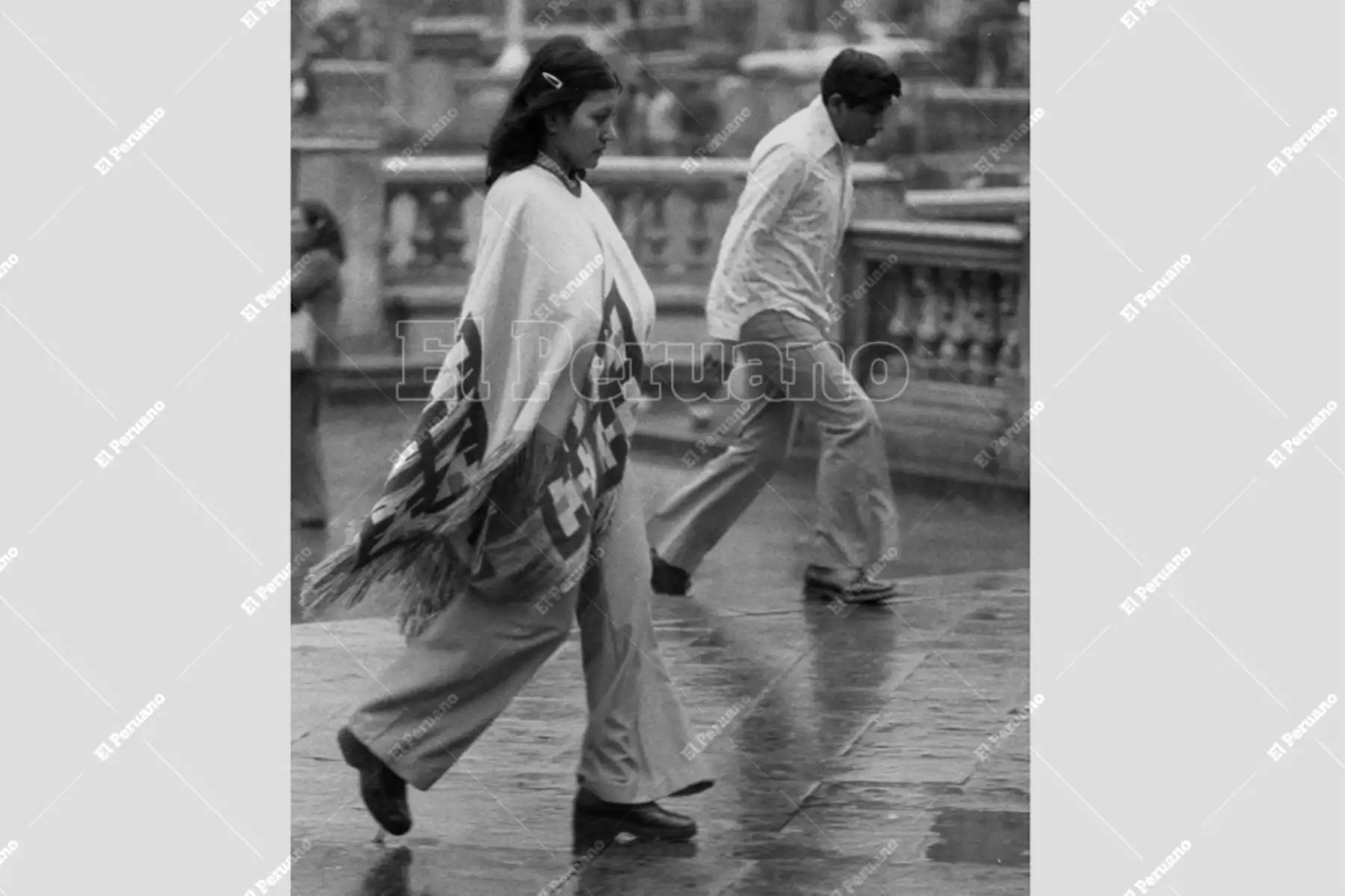 Lima - 3 julio 1978 /  Una mujer luce el tradicional poncho para hacer frente a la ola de frío. Foto: Archivo Histórico de El Peruano  / Rolando Ángeles