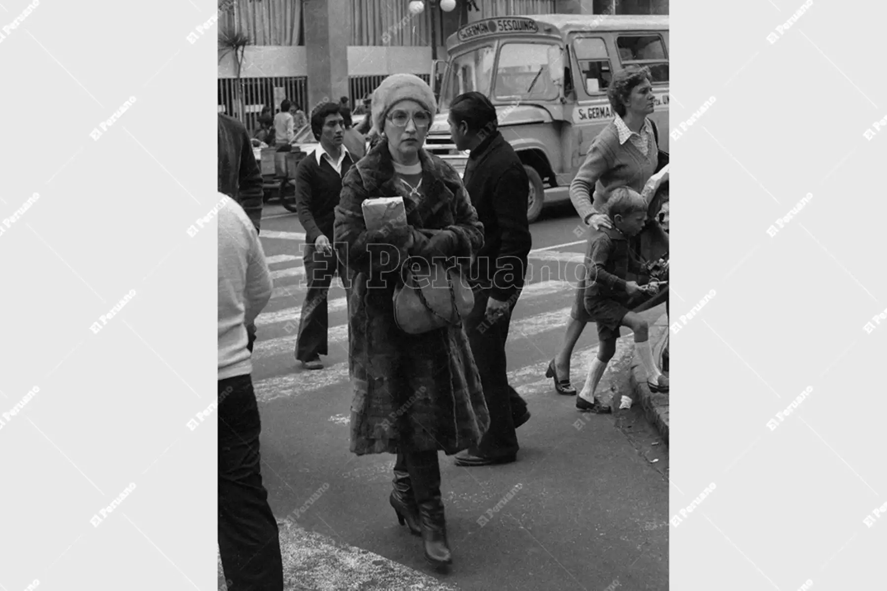 Lima - 2 agosto 1978 / La capital soporta un frío invierno que obliga a usar abrigos y gorros.  Foto: Archivo Histórico de El Peruano / Virgilio Molero