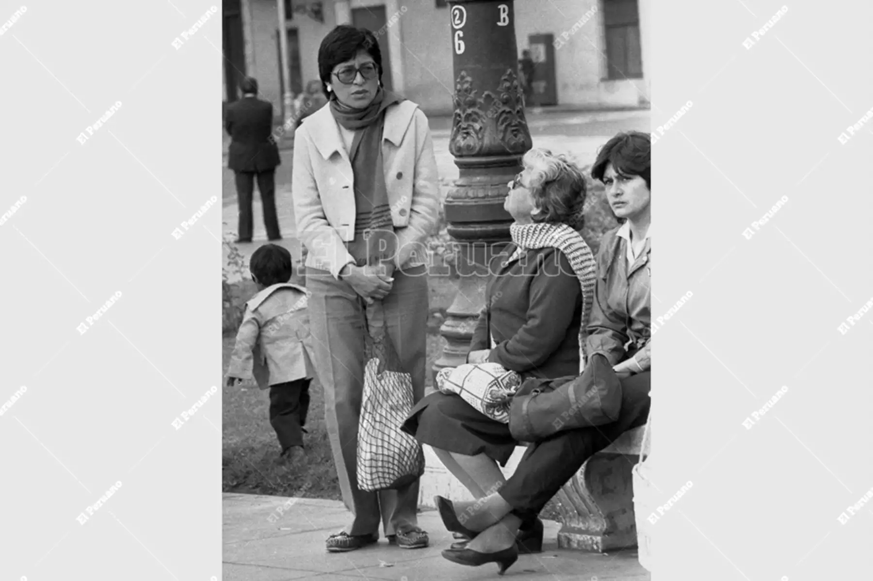 Lima - 29 junio 1986 / La capital soporta bajas temperaturas que obligan  a usar casacas chompas y chalinas para abrigarse.  Foto: Archivo Histórico de El Peruano / Víctor Palomino