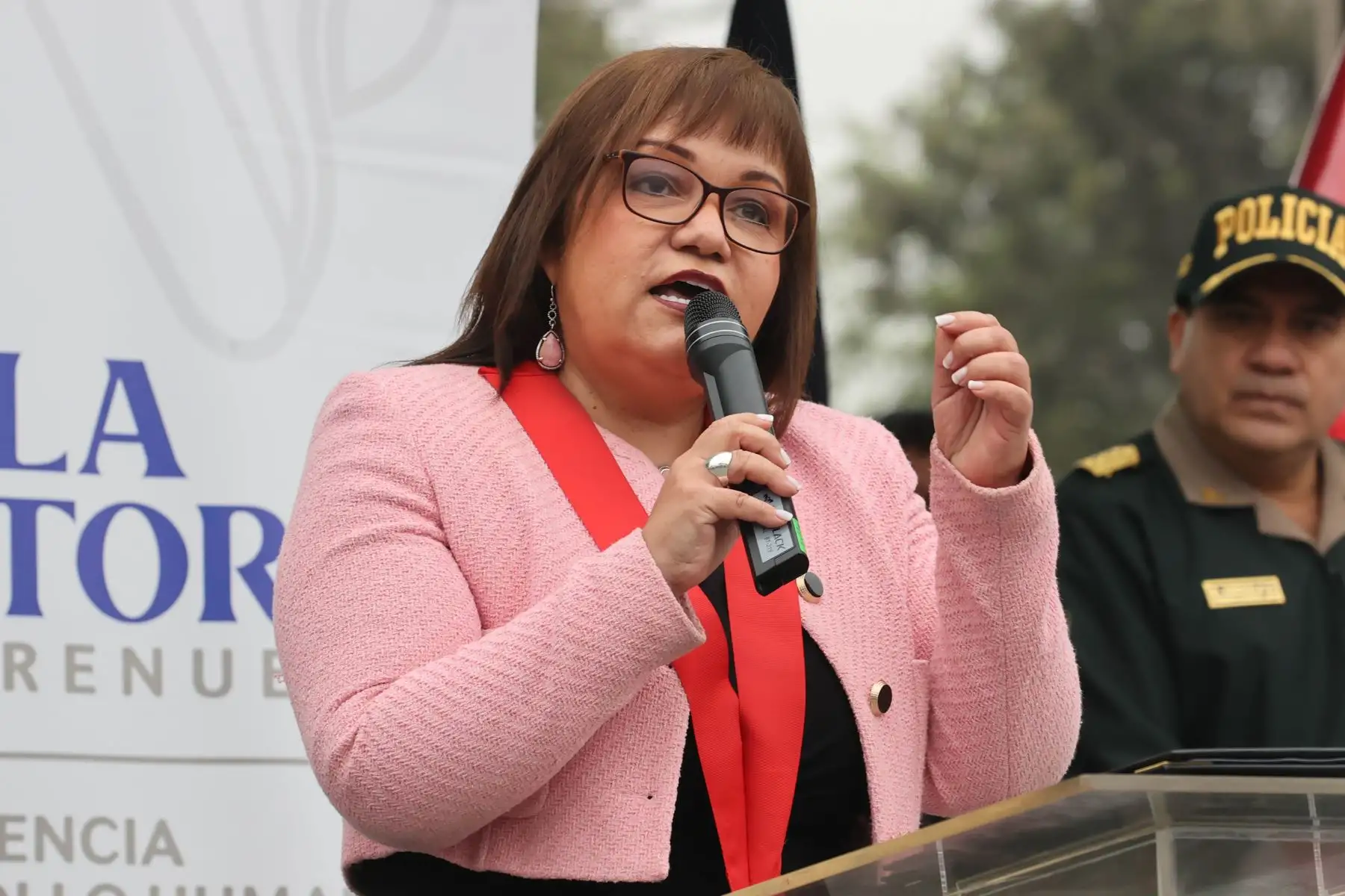 El ministro de Trabajo, Daniel Maurate, la presidenta de la Corte Superior de Justicia de Lima, María Vidal La Rosa y el alcalde de La Victoria, Rubén Cano, participaron en el lanzamiento de la campaña "Los quiero ver estudiando y no trabajando" que tiene como objetivo concientizar a la población sobre la prevención y erradicación del trabajo infantil.

Foto: ANDINA/Juan Carlos Guzmán Negrini