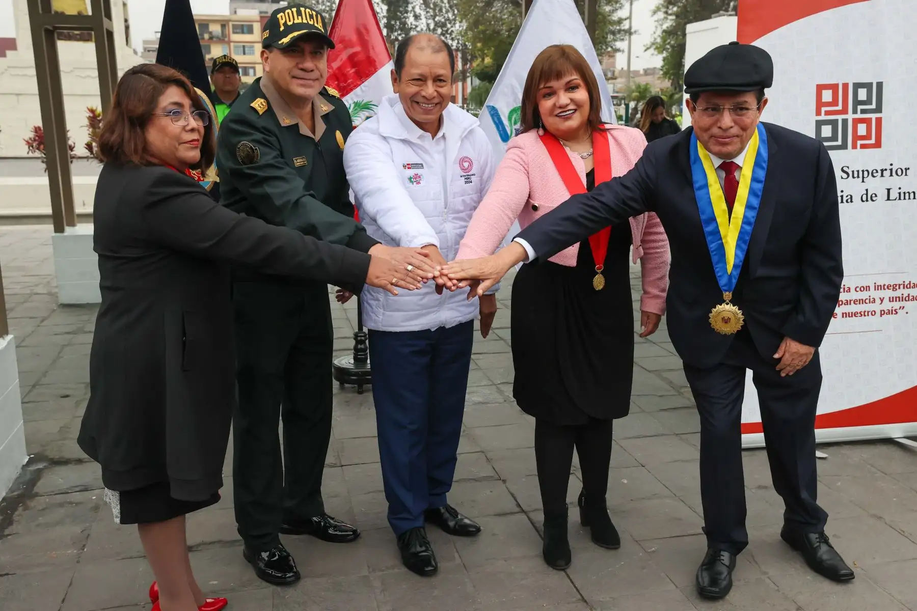 El ministro de Trabajo, Daniel Maurate, la presidenta de la Corte Superior de Justicia de Lima, María Vidal La Rosa y el alcalde de La Victoria, Rubén Cano, participaron en el lanzamiento de la campaña "Los quiero ver estudiando y no trabajando" que tiene como objetivo concientizar a la población sobre la prevención y erradicación del trabajo infantil.

Foto: ANDINA/Juan Carlos Guzmán Negrini