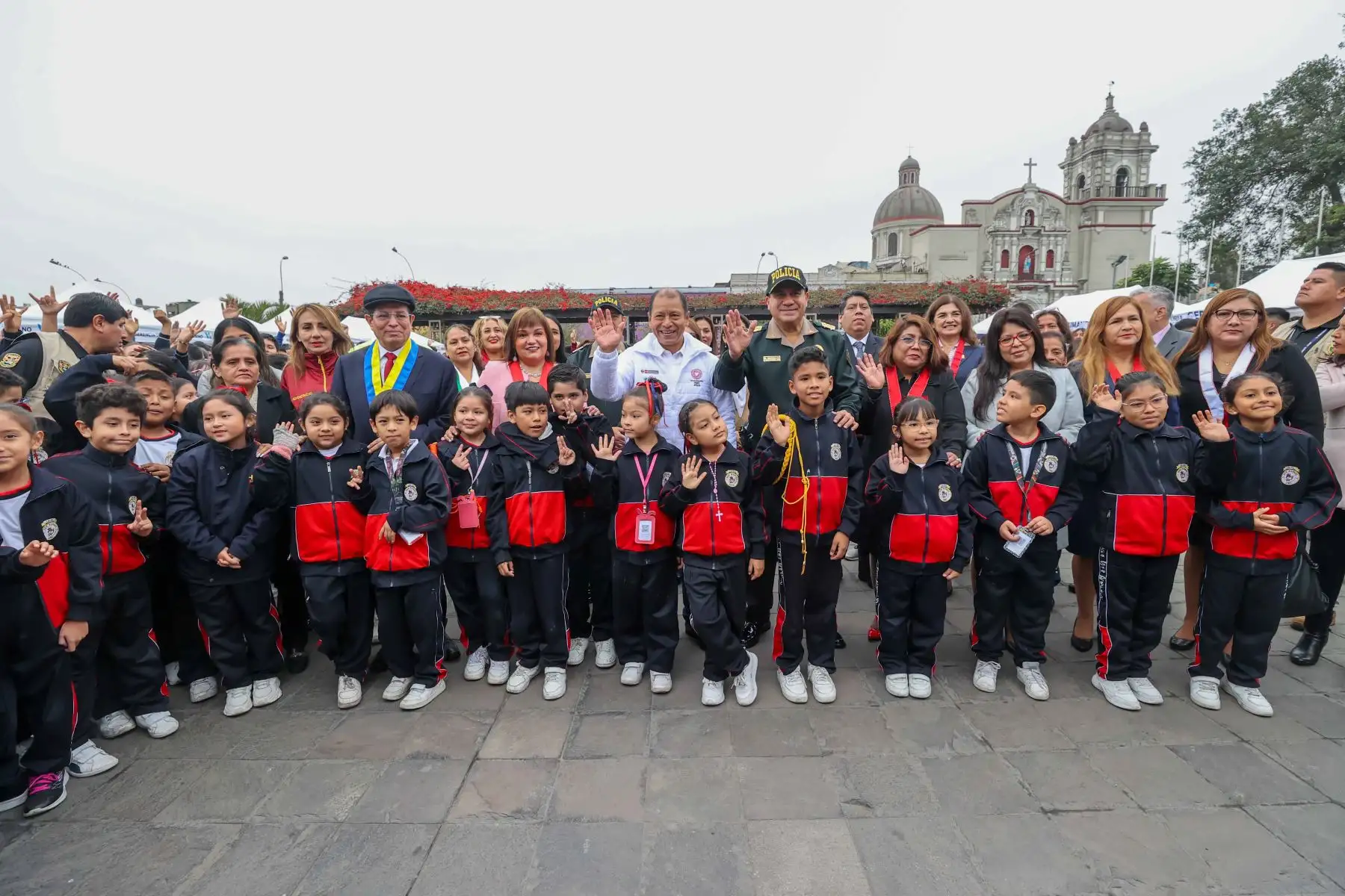 El ministro de Trabajo, Daniel Maurate, la presidenta de la Corte Superior de Justicia de Lima, María Vidal La Rosa y el alcalde de La Victoria, Rubén Cano, participaron en el lanzamiento de la campaña "Los quiero ver estudiando y no trabajando" que tiene como objetivo concientizar a la población sobre la prevención y erradicación del trabajo infantil.

Foto: ANDINA/Juan Carlos Guzmán Negrini