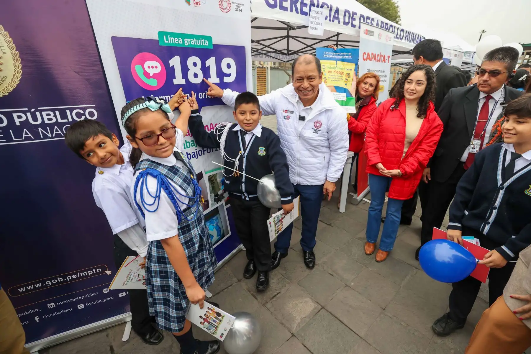 El ministro de Trabajo, Daniel Maurate, la presidenta de la Corte Superior de Justicia de Lima, María Vidal La Rosa y el alcalde de La Victoria, Rubén Cano, participaron en el lanzamiento de la campaña "Los quiero ver estudiando y no trabajando" que tiene como objetivo concientizar a la población sobre la prevención y erradicación del trabajo infantil.

Foto: ANDINA/Juan Carlos Guzmán Negrini