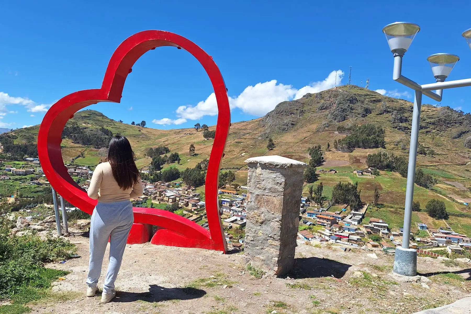 La ruta en el Cerro del Amor, al cual se accede por un camino empinado de piedras adornado por flores amarillas. Cada paso y bocanada de aire es una muestra del amor que las parejas se profesar en la cima, donde hay un corazón con el cual inmortalizan el romántico momento.
Foto: cortesía Luis Puell La ruta en el Cerro del Amor, al cual se accede por un camino empinado de piedras adornado por flores amarillas. Cada paso y bocanada de aire es una muestra del amor que las parejas se profesar en la cima, donde hay un corazón con el cual inmortalizan el romántico momento.
Foto: cortesía Luis Puell